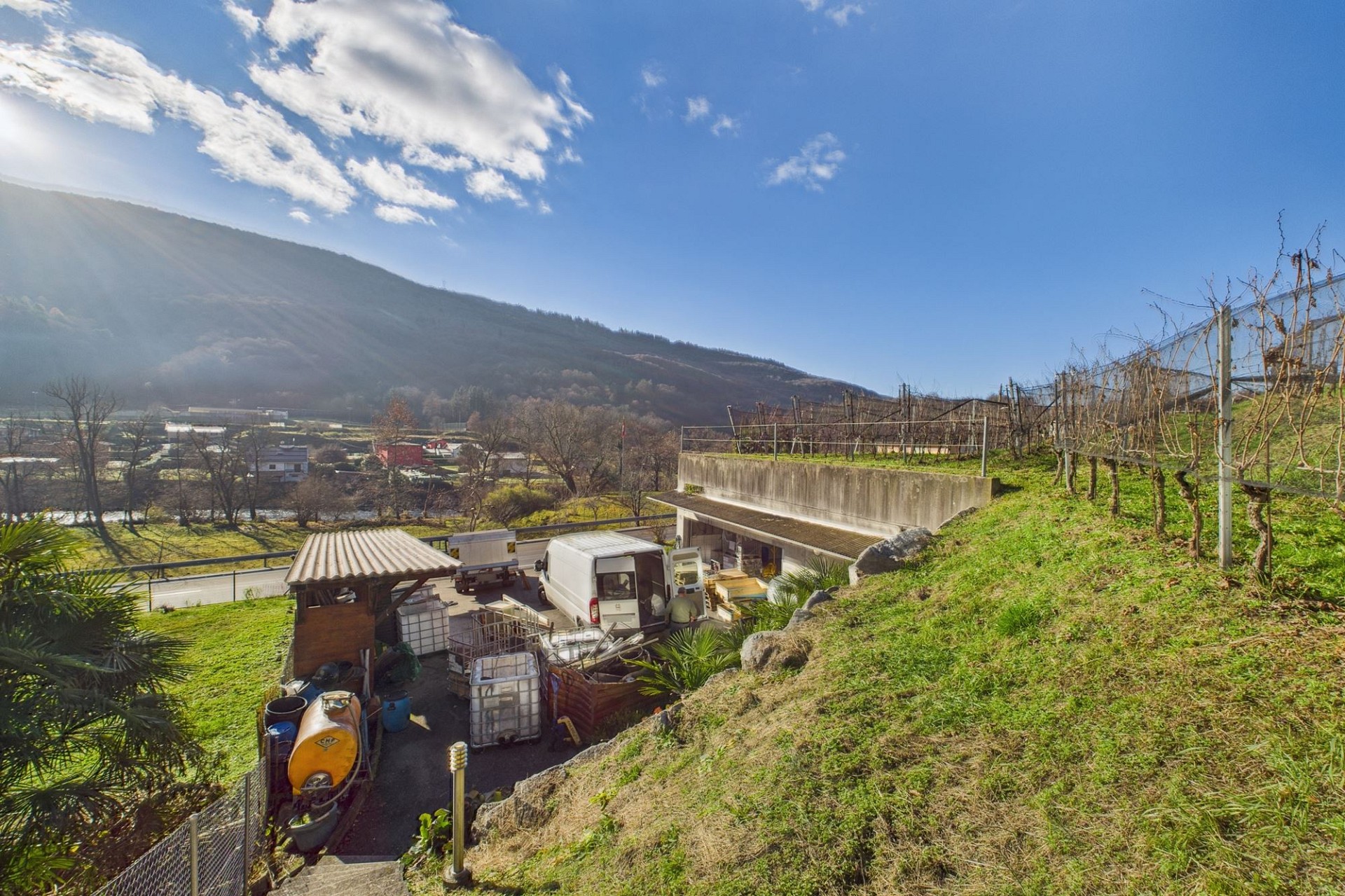 Ländliches Hanggrundstück mit Talblick