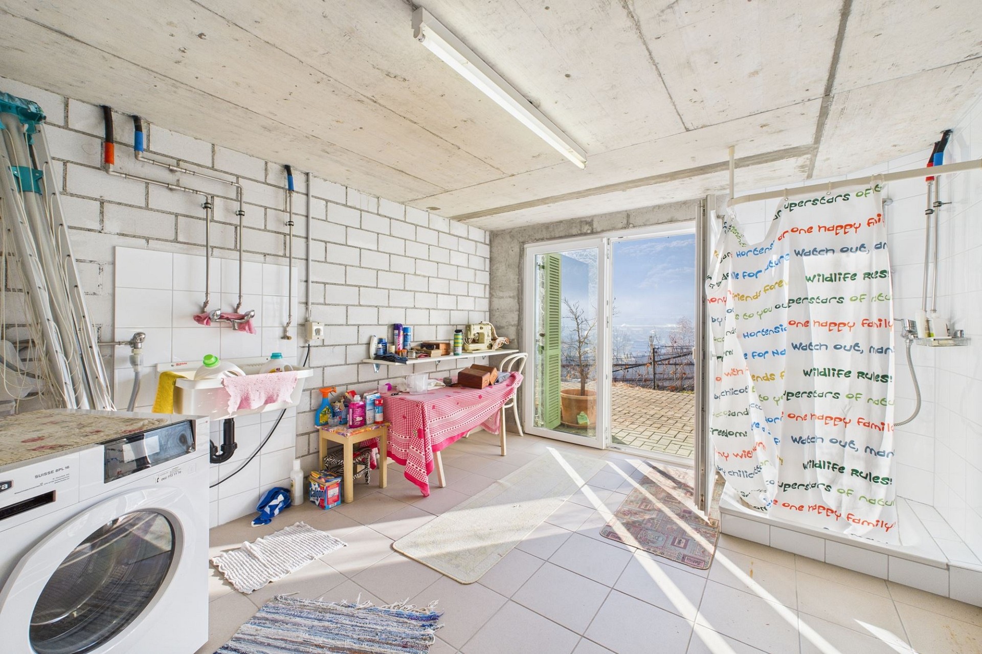 Hauswirtschaftsraum mit Dusche und Waschküche
