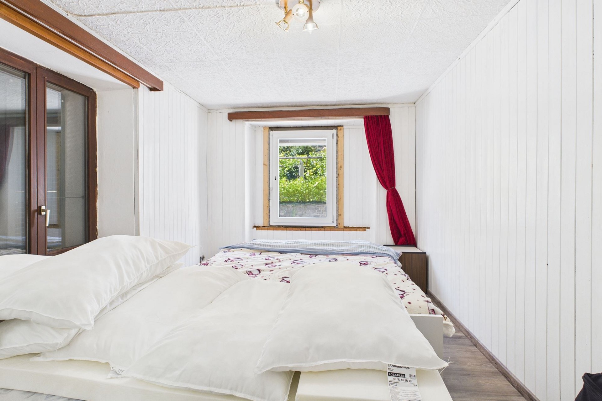 Schmales Schlafzimmer mit Doppelbett