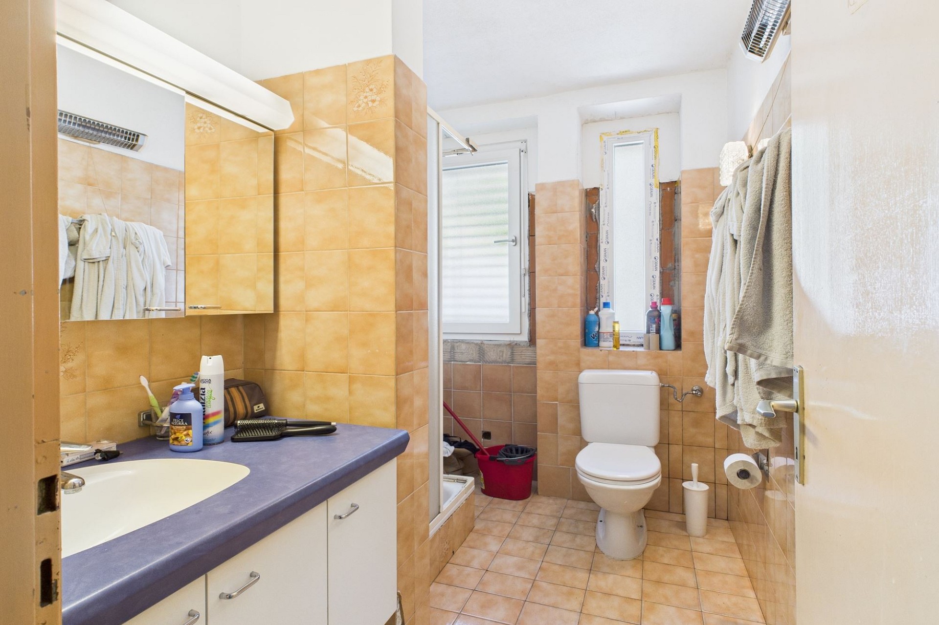 Kleines Badezimmer mit WC und Waschbecken
