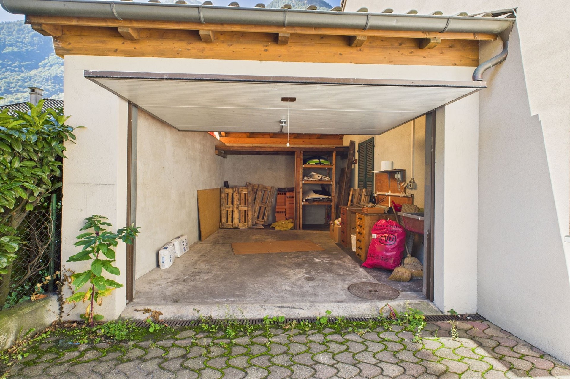 Garage mit offener Front und Abstellbereich