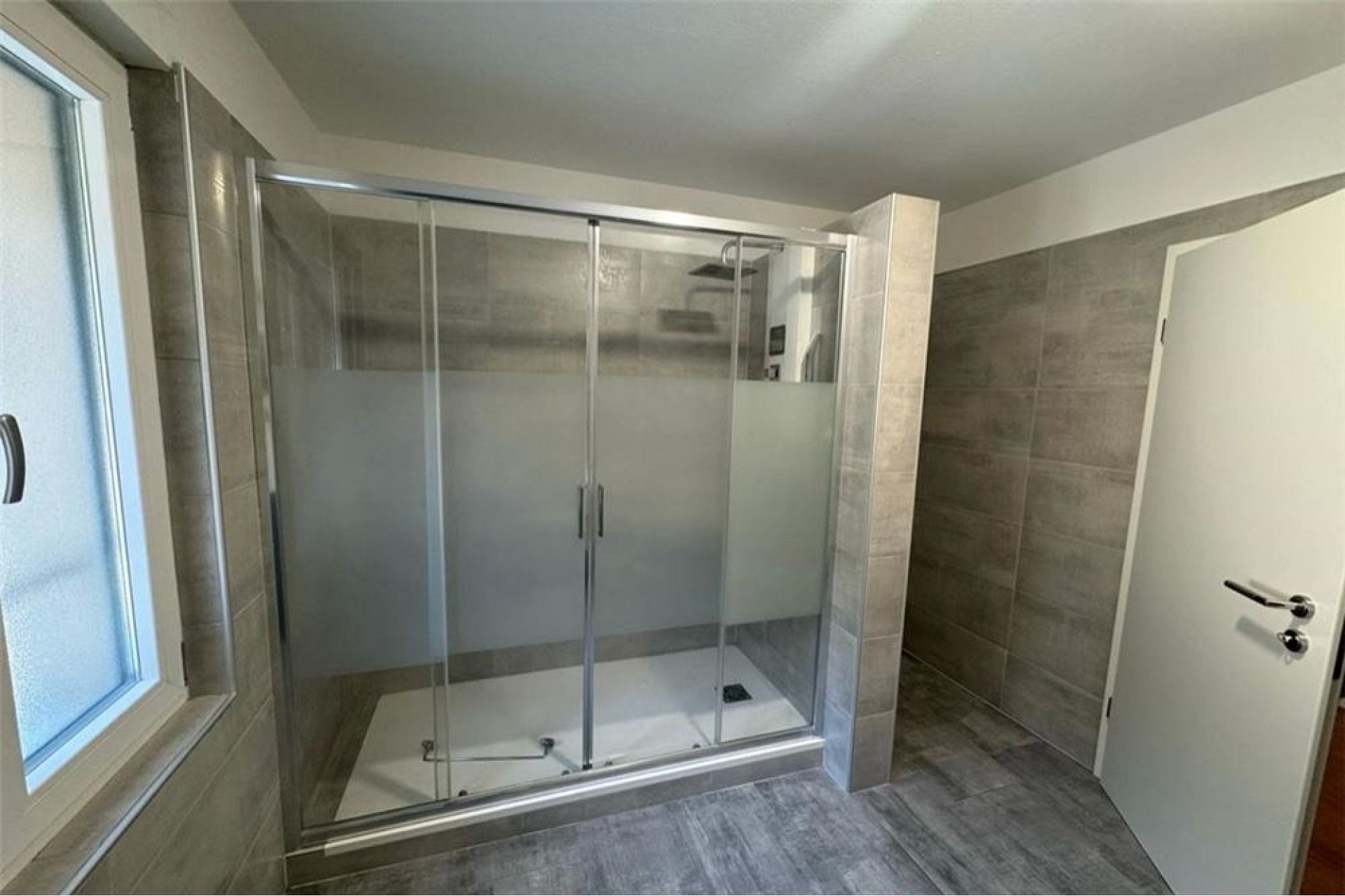 Modernes Badezimmer mit großzügiger Duschkabine