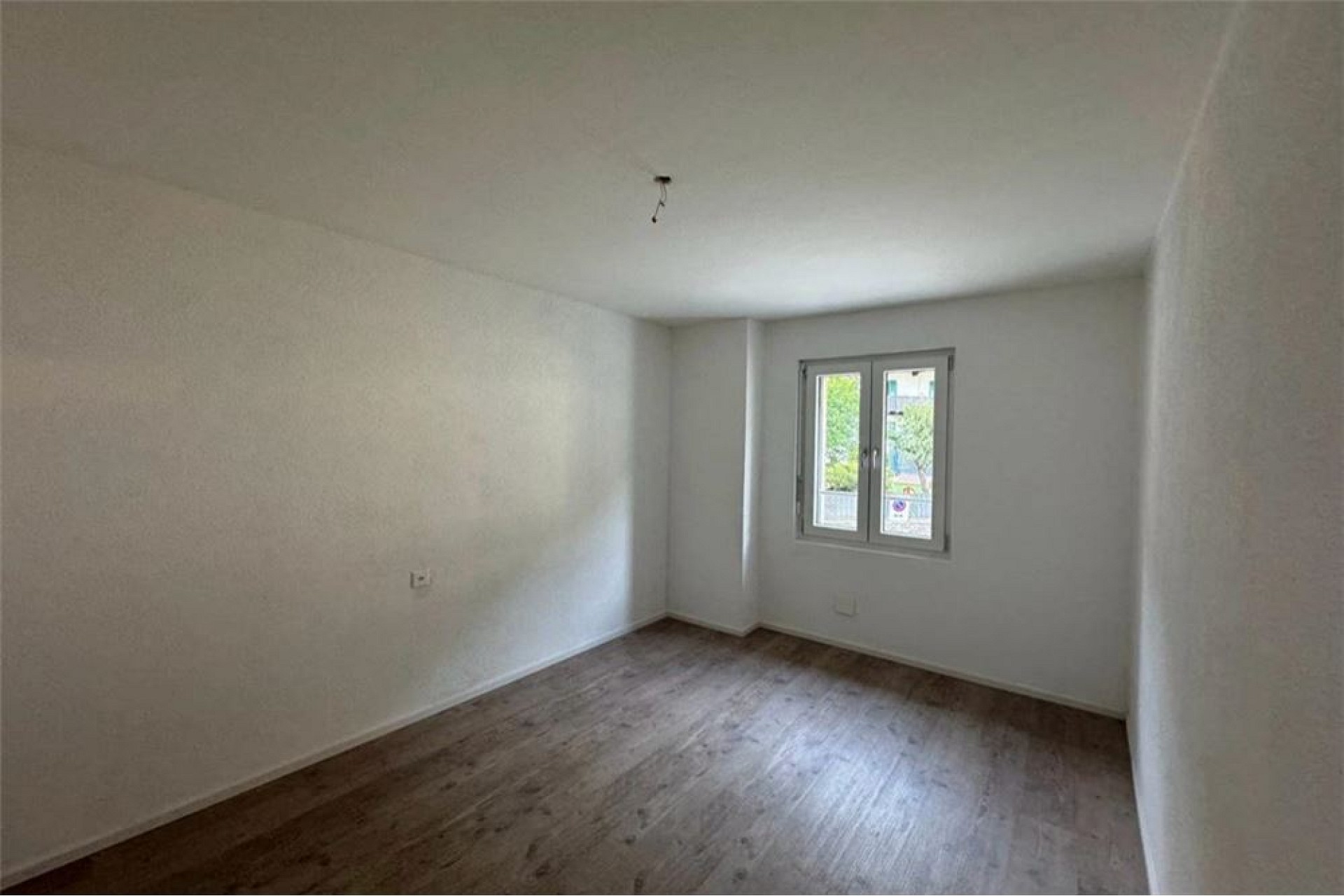 Leeres, frisch renoviertes Zimmer mit Fenster