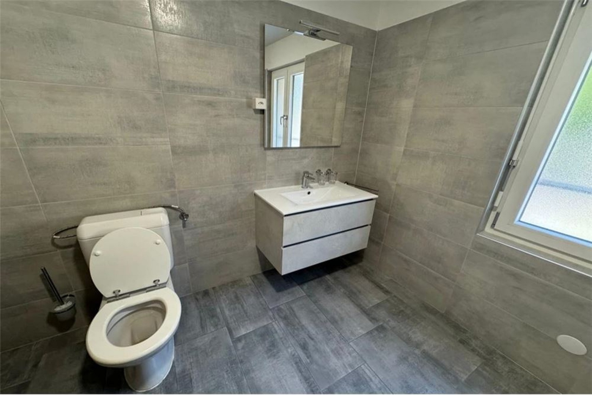 Modernes Badezimmer mit WC und Waschtisch