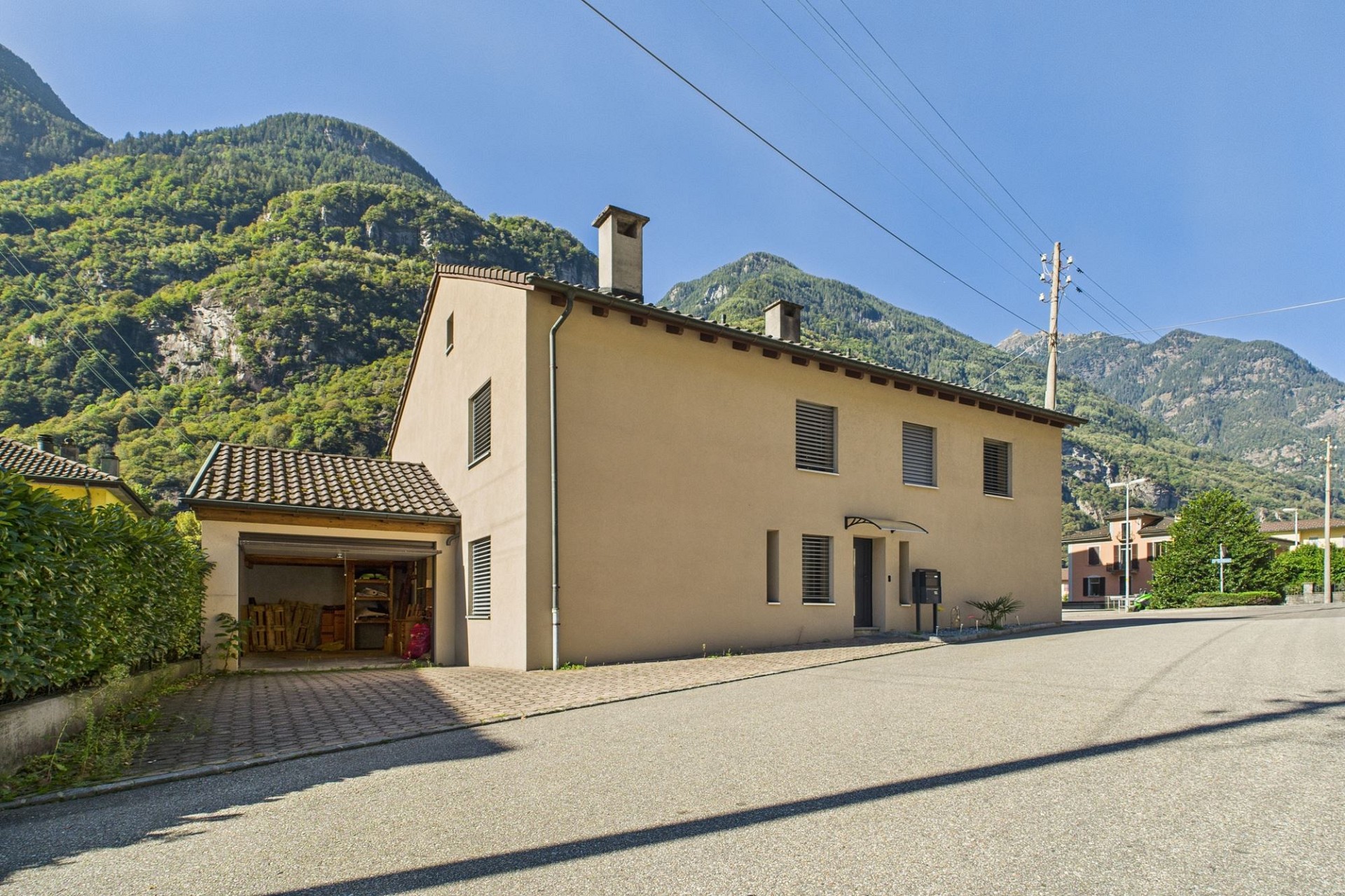 Bergblick auf ein Wohnhaus mit Garage