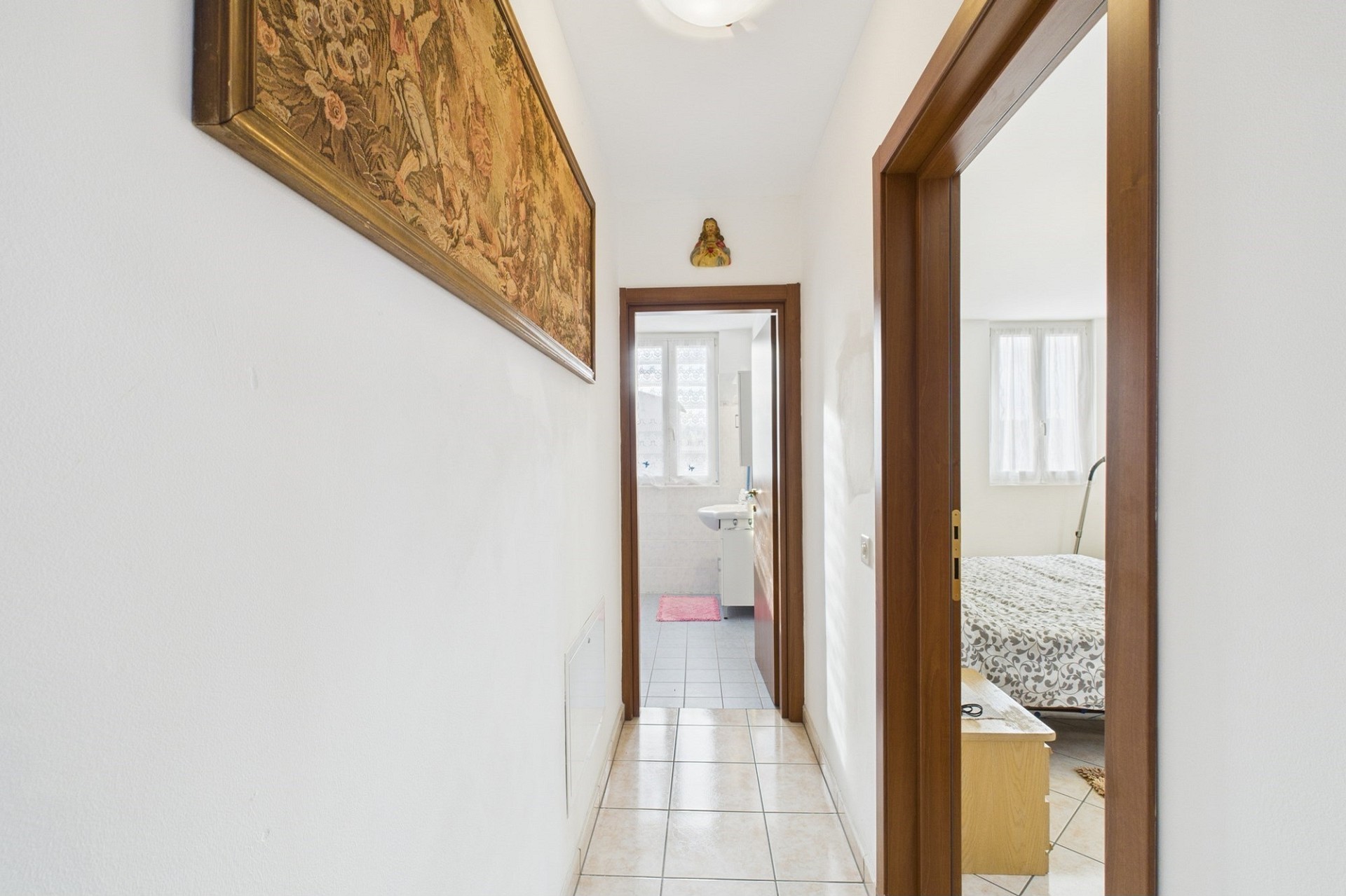 Heller Flur mit Blick in Bad und Schlafzimmer