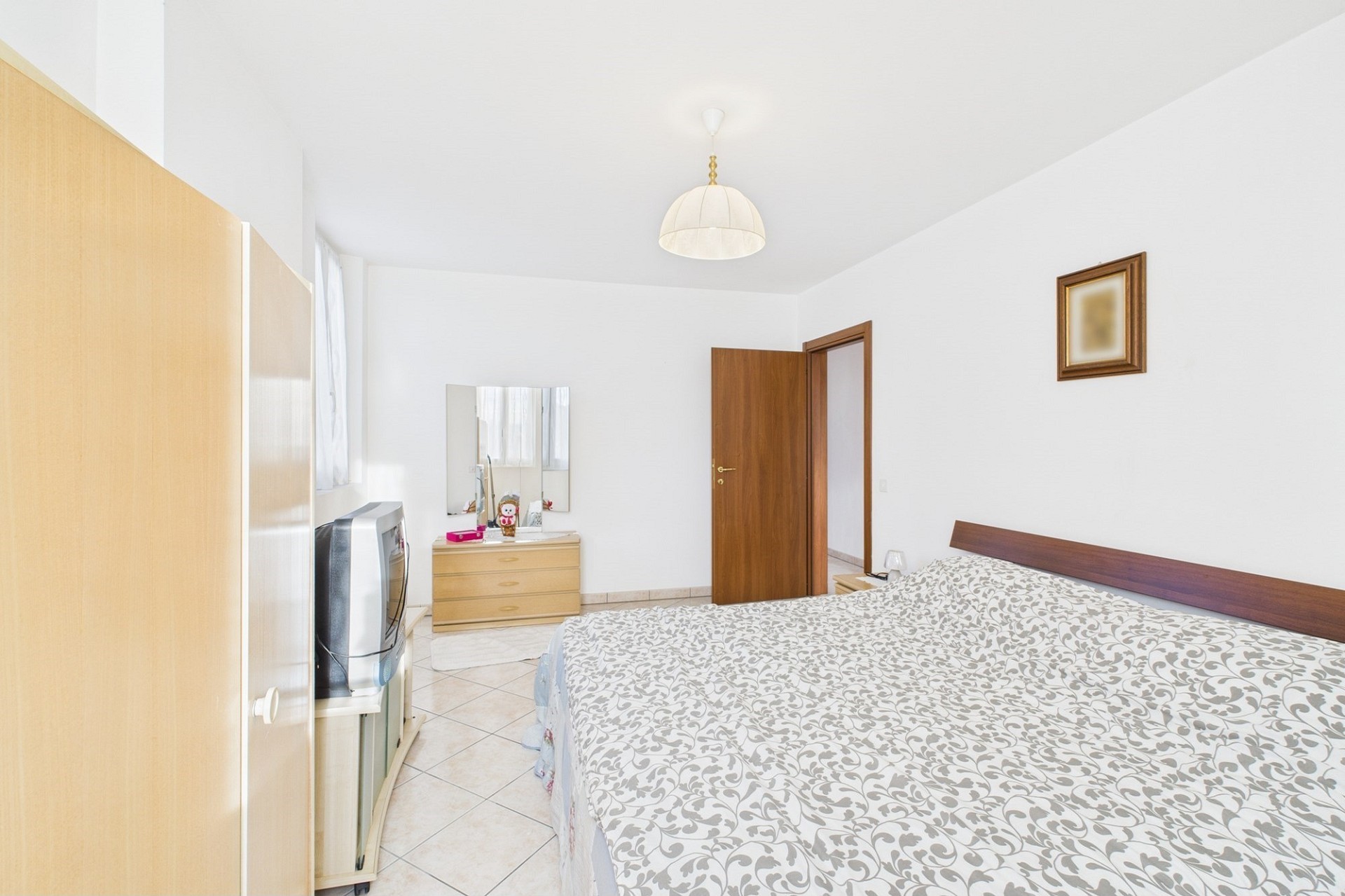 Schlafzimmer mit einfacher Möblierung