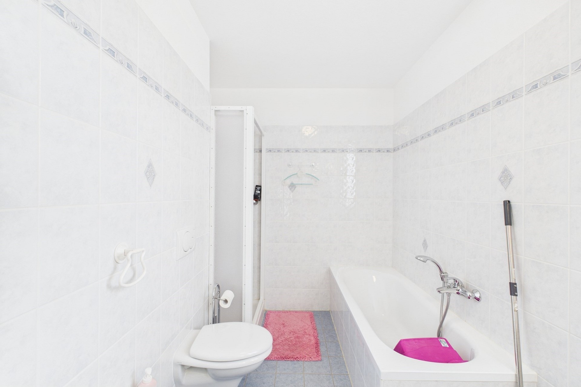 Kleines Badezimmer mit Badewanne und WC