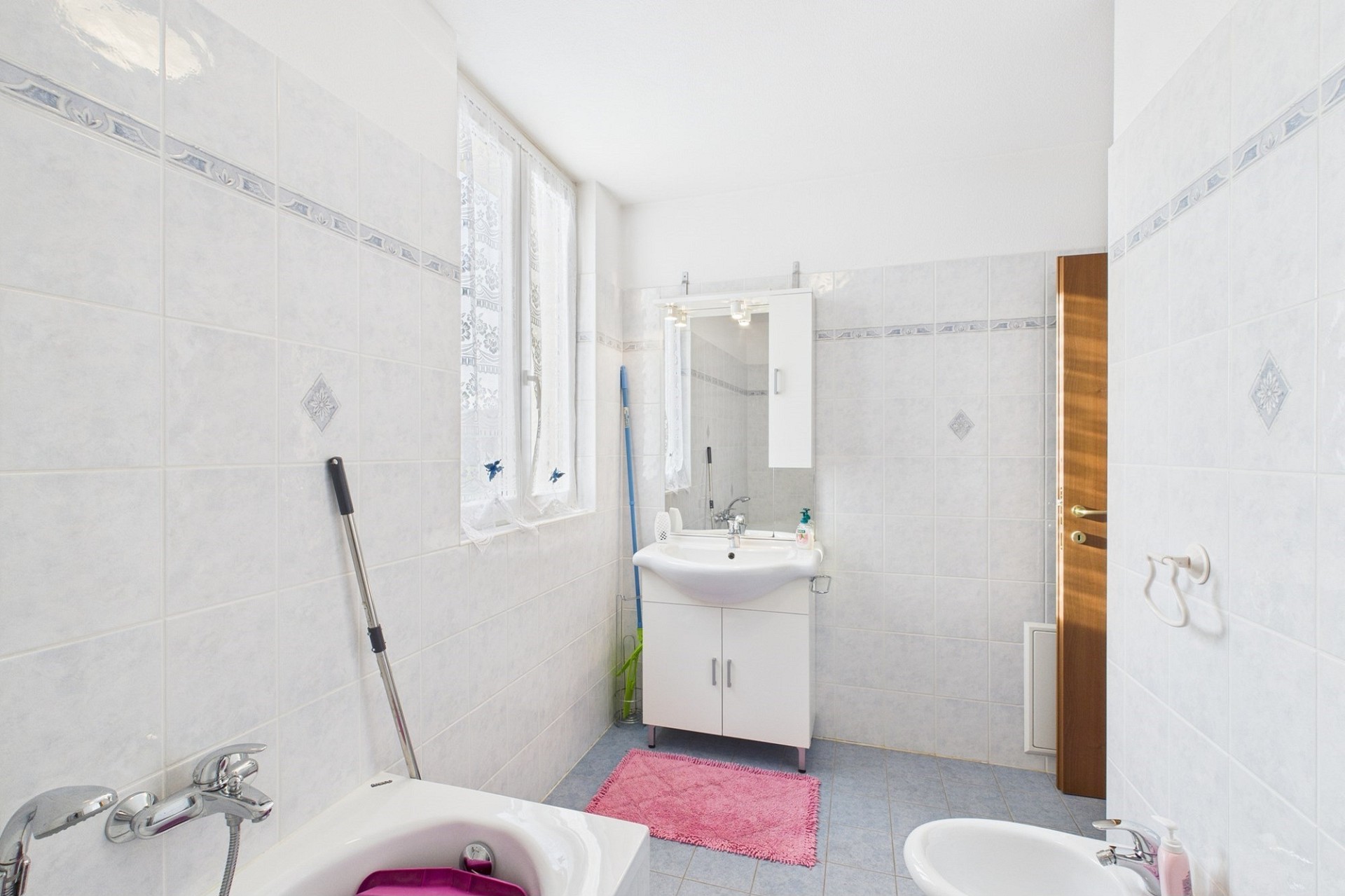 Helles Badezimmer mit Badewanne und Waschtisch