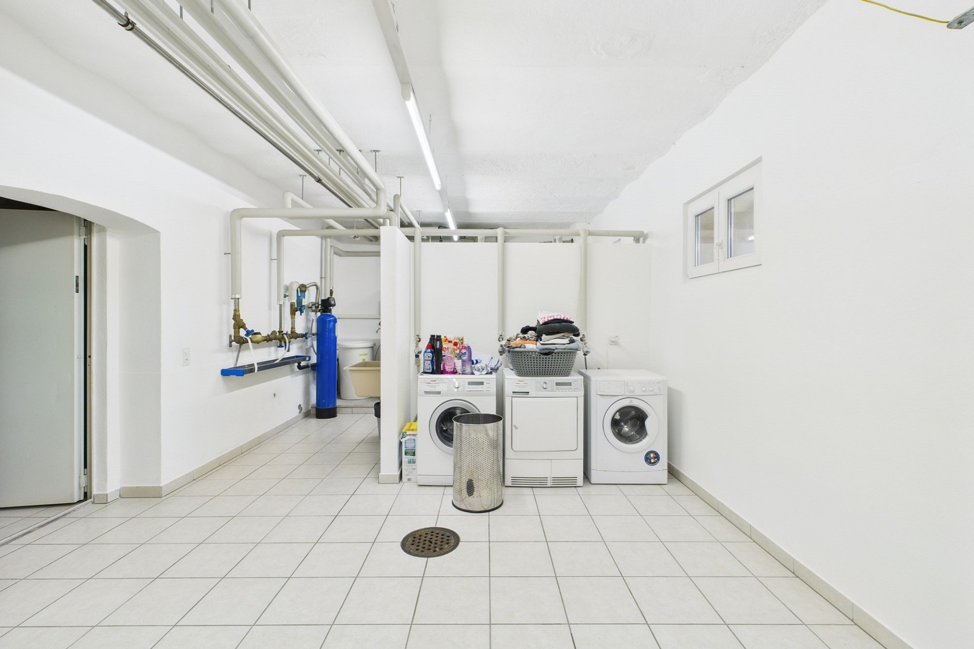 Hauswirtschaftsraum mit Waschmaschinen und Technikbereich