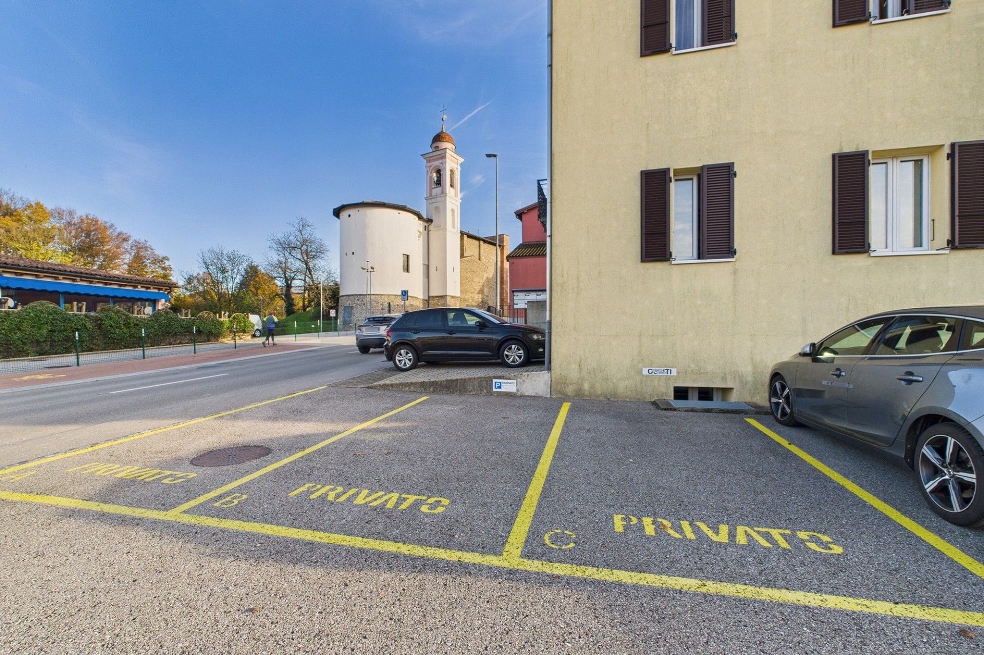 Außenansicht eines Parkplatzes an einer Straße