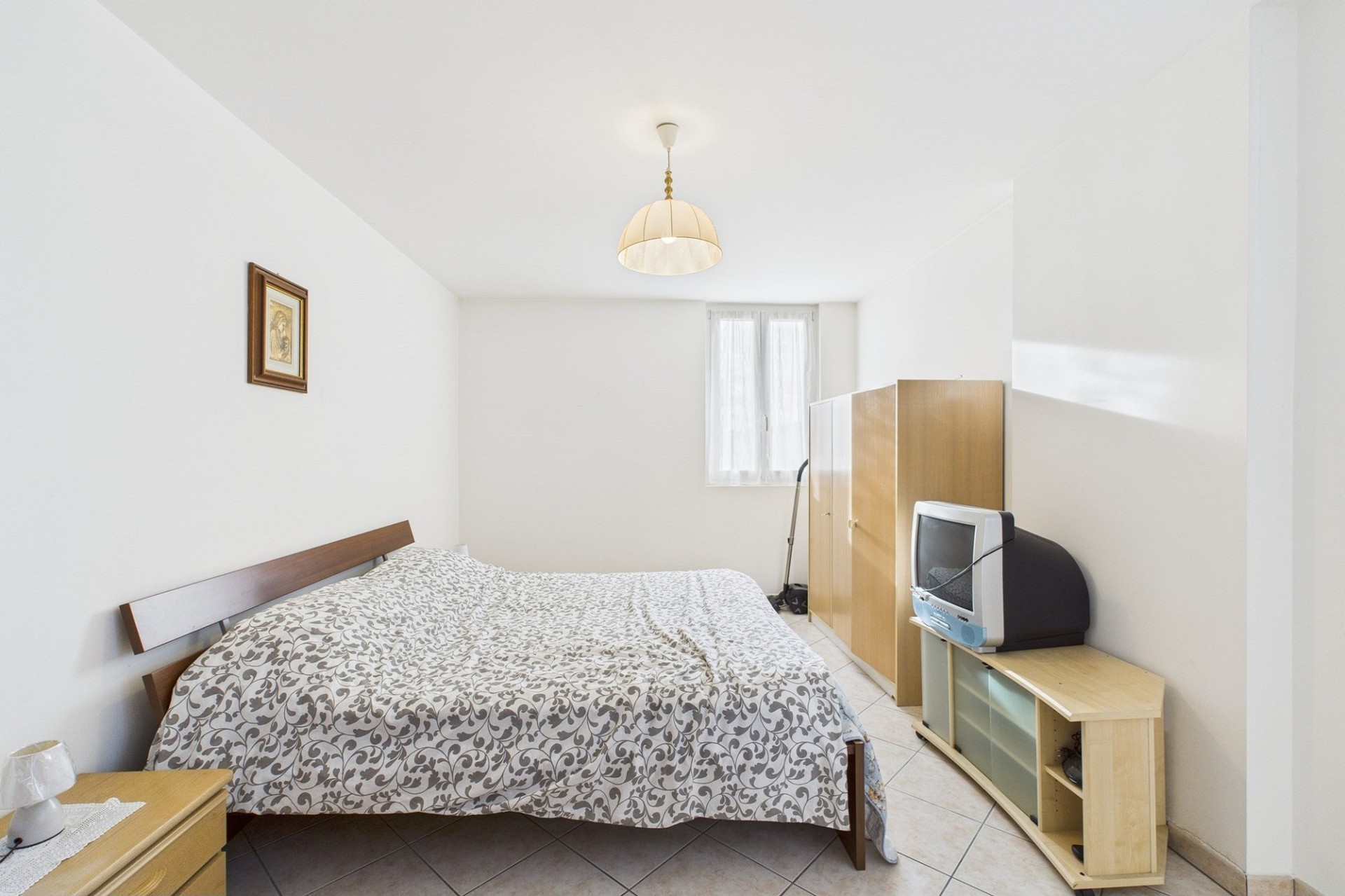 Schlichtes Schlafzimmer mit einfacher Möblierung