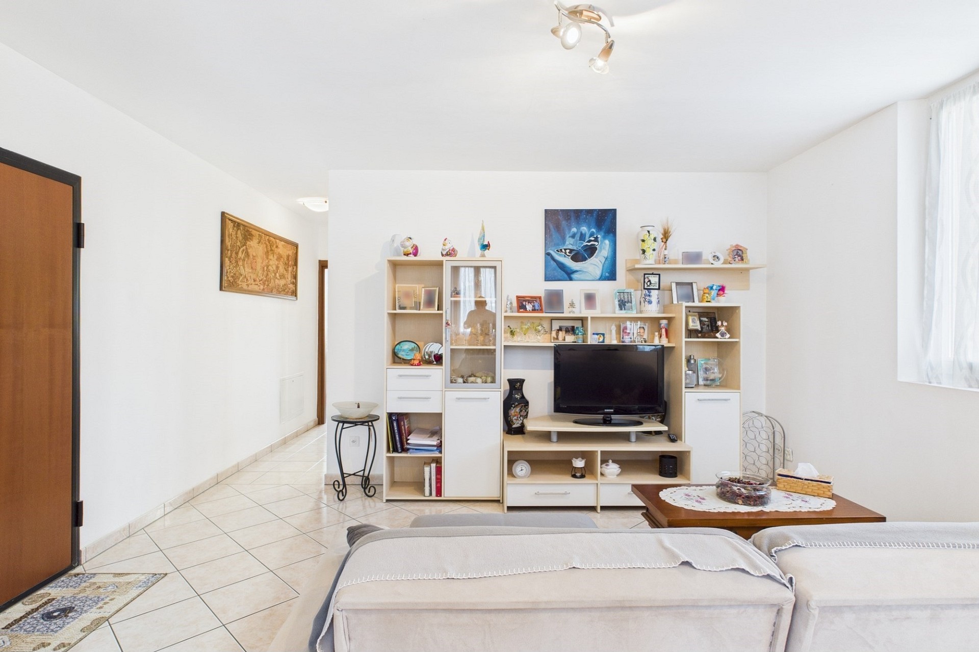 Wohnzimmer mit Wohnwand und Fernseher