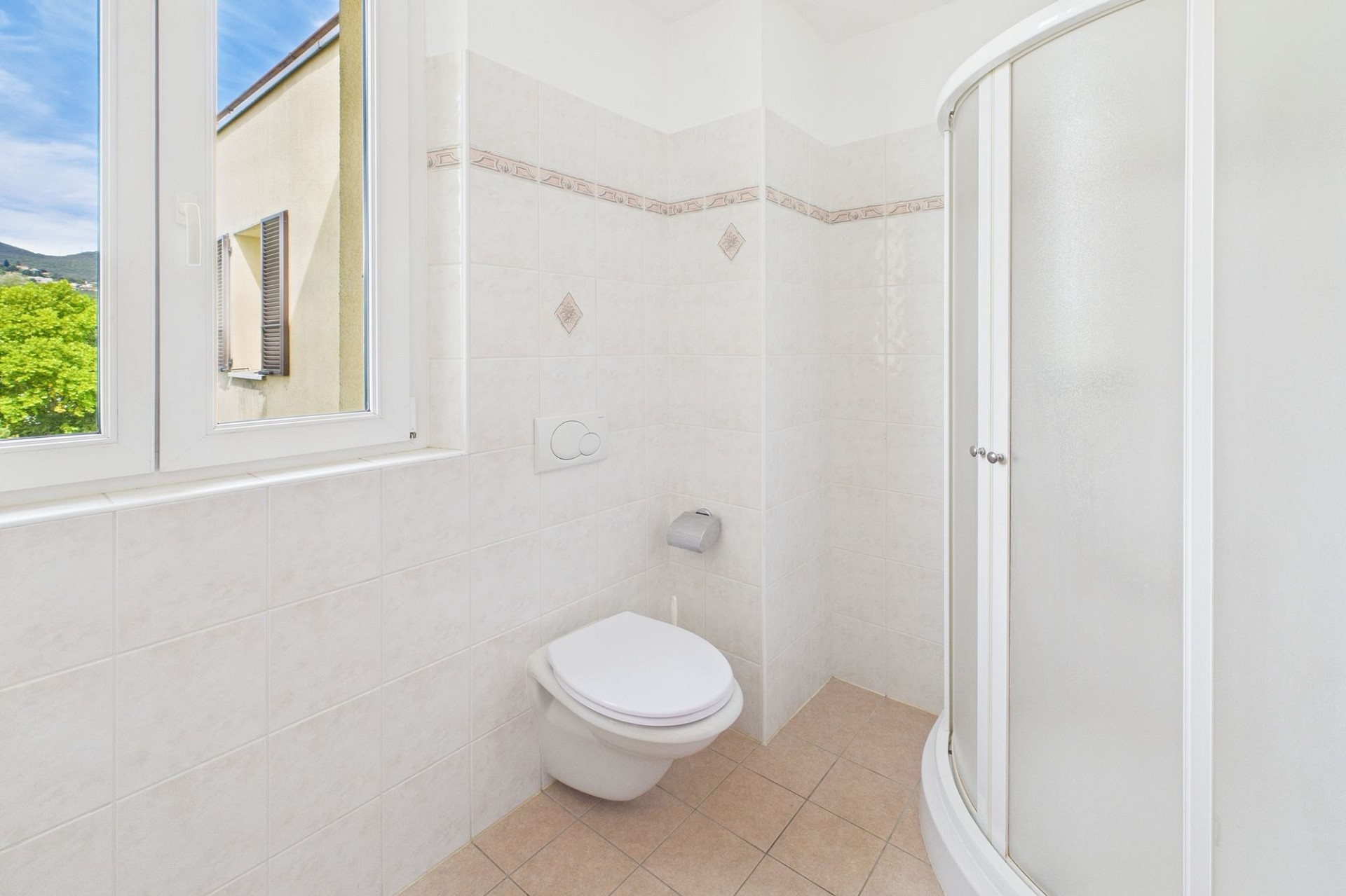Helles Badezimmer mit WC und Dusche