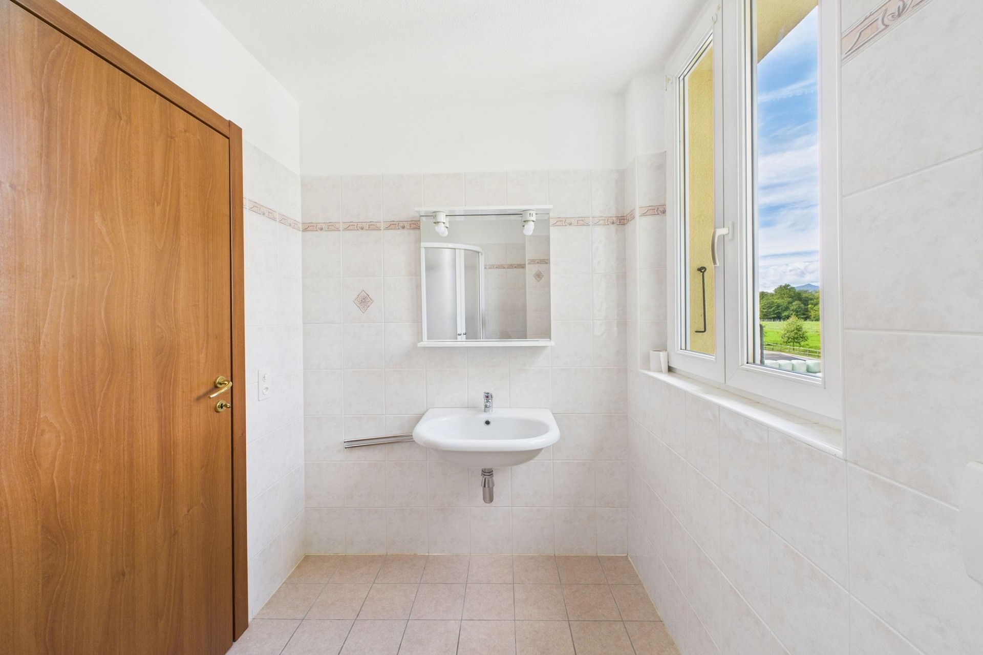 Helles kleines Badezimmer mit Fenster