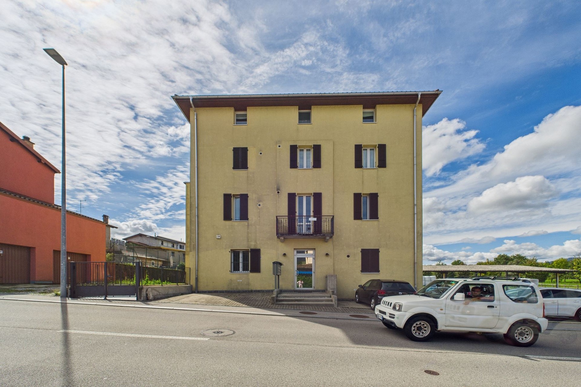 Wohnhaus mit Straßenansicht