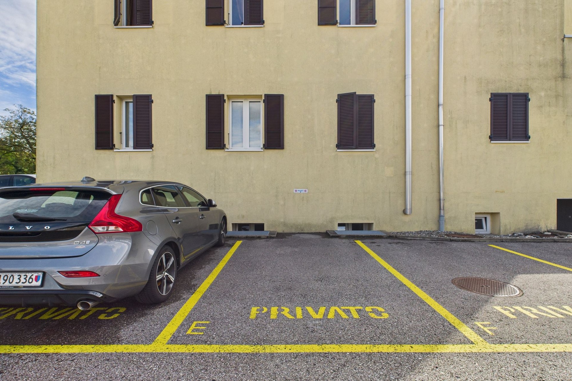 Außenansicht eines Wohngebäudes mit Parkplätzen