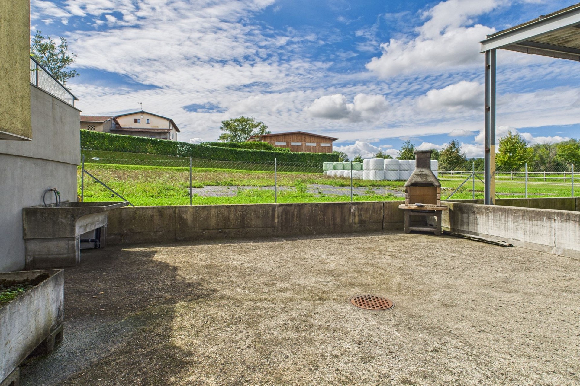 Terrasse mit Grill und Blick ins Grüne