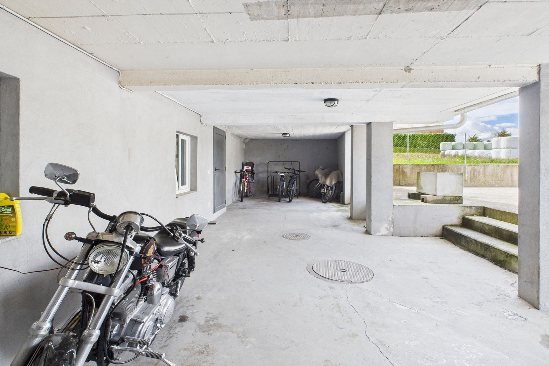 Überdachter Stellplatz mit Motorrad