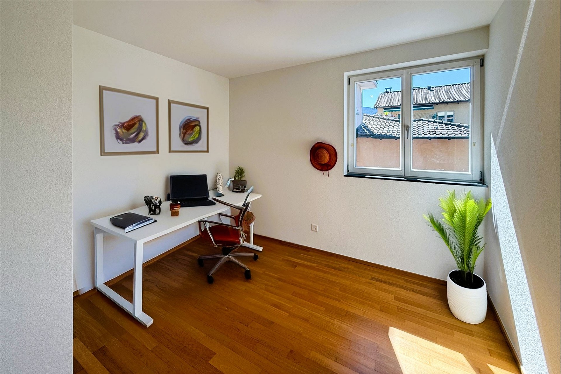 Helles Arbeitszimmer mit Holzfußboden