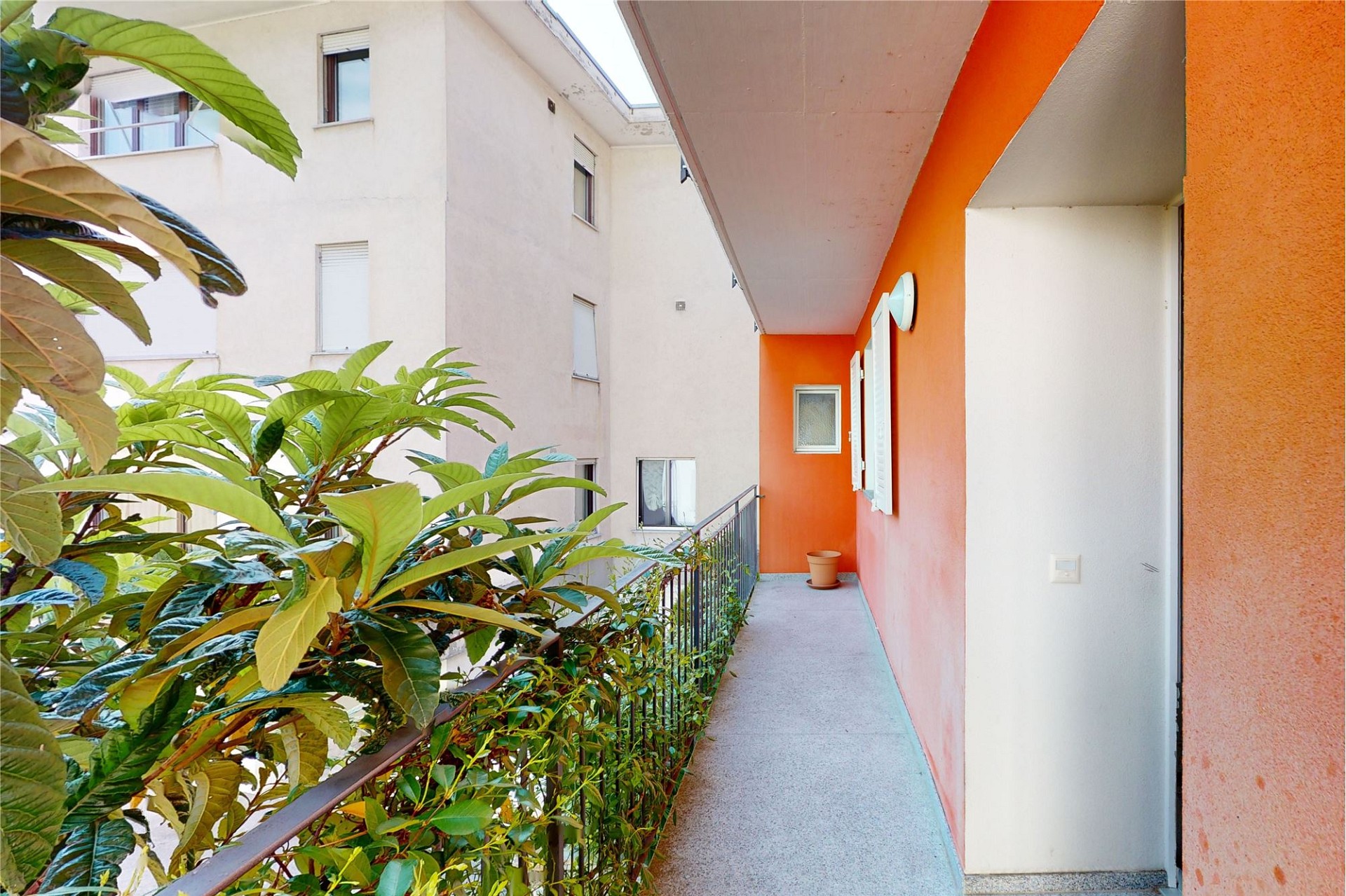 Balkonflur in einem Mehrfamilienhaus