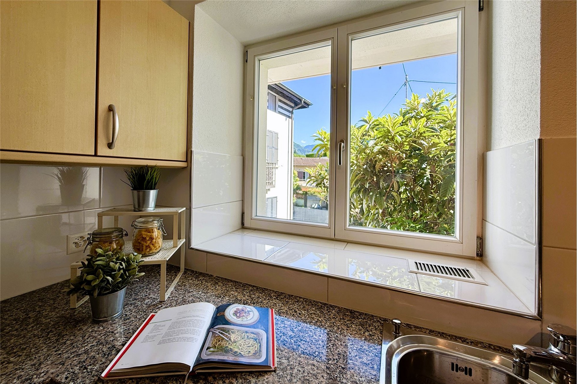 Helle Küchenansicht mit Fenster und Arbeitsfläche