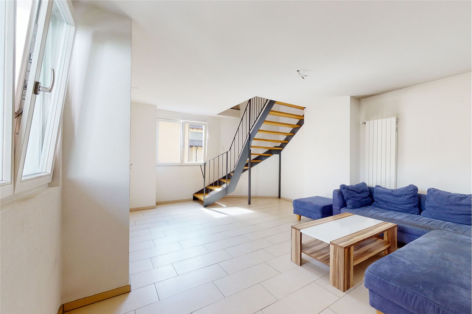 Heller Wohnraum mit Treppe