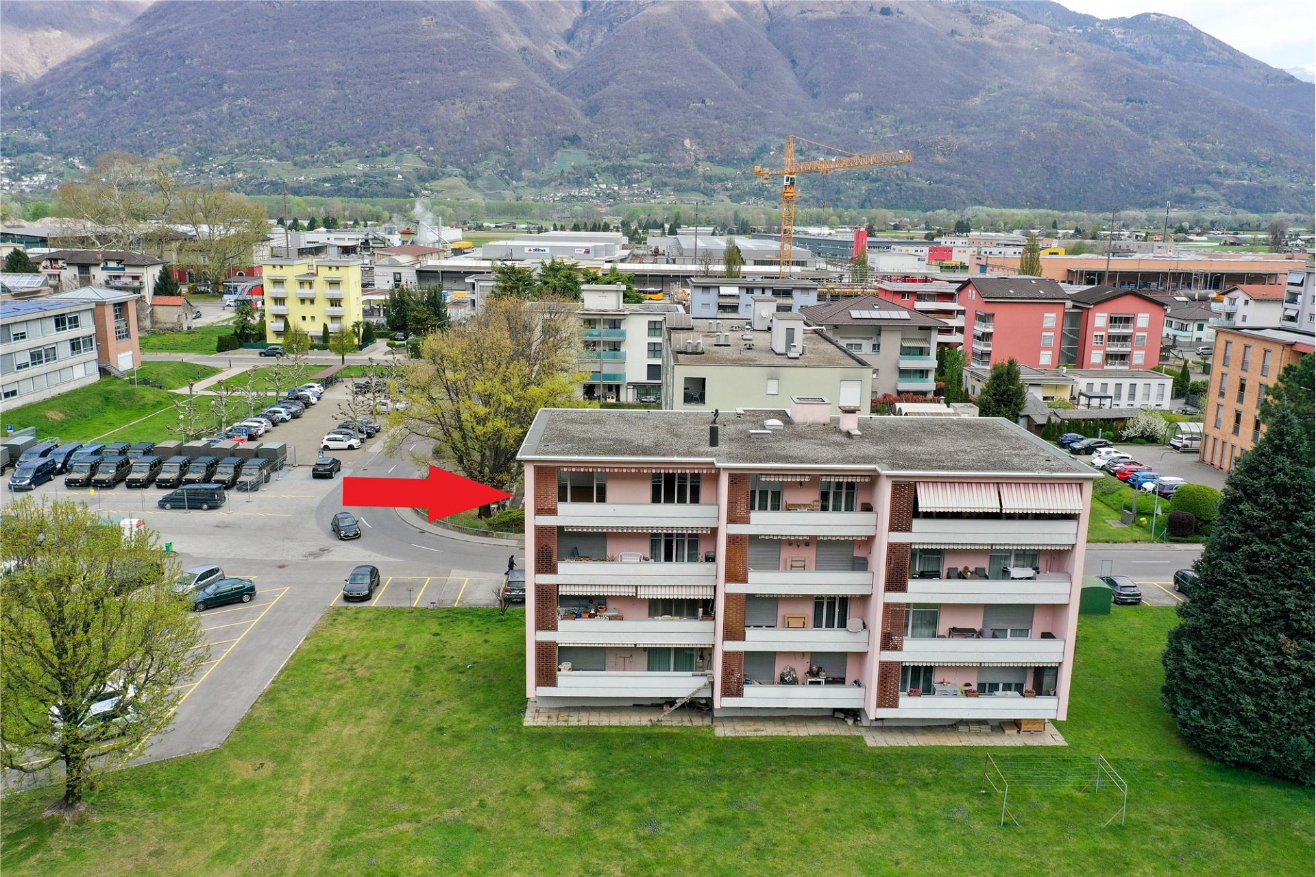 Mehrfamilienhaus mit Balkon und Bergblick