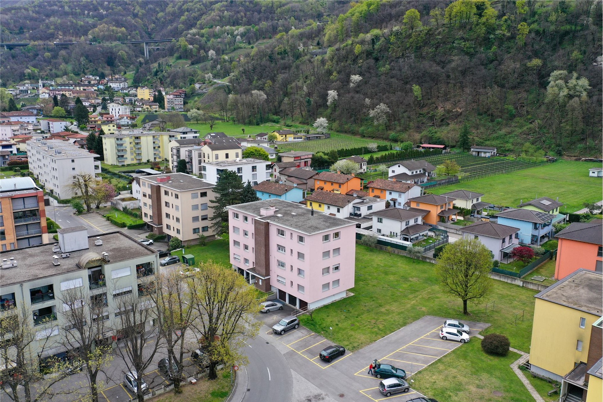 Luftaufnahme eines Wohngebiets mit Bergkulisse