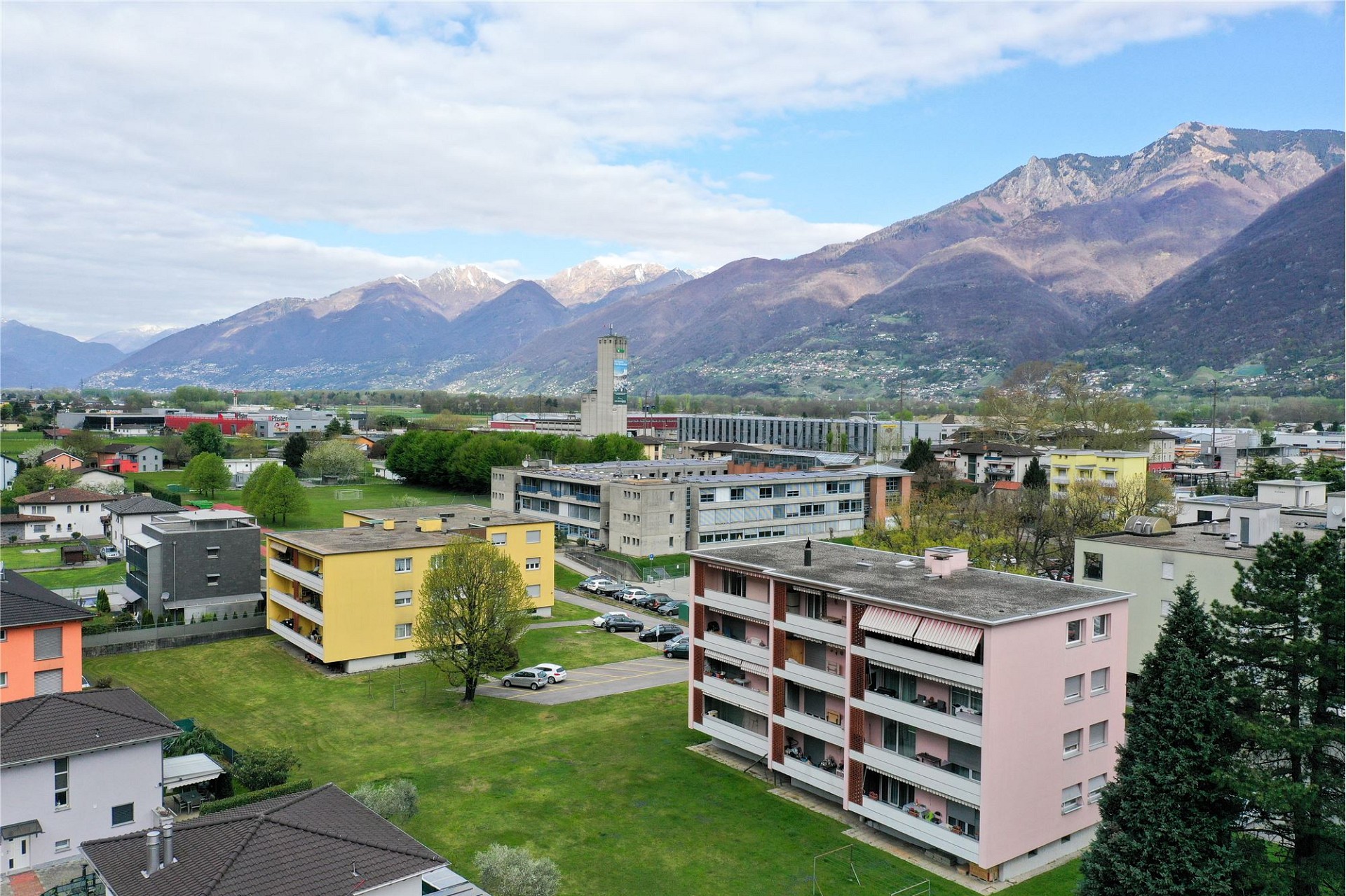 Städtische Wohnanlage mit Bergpanorama