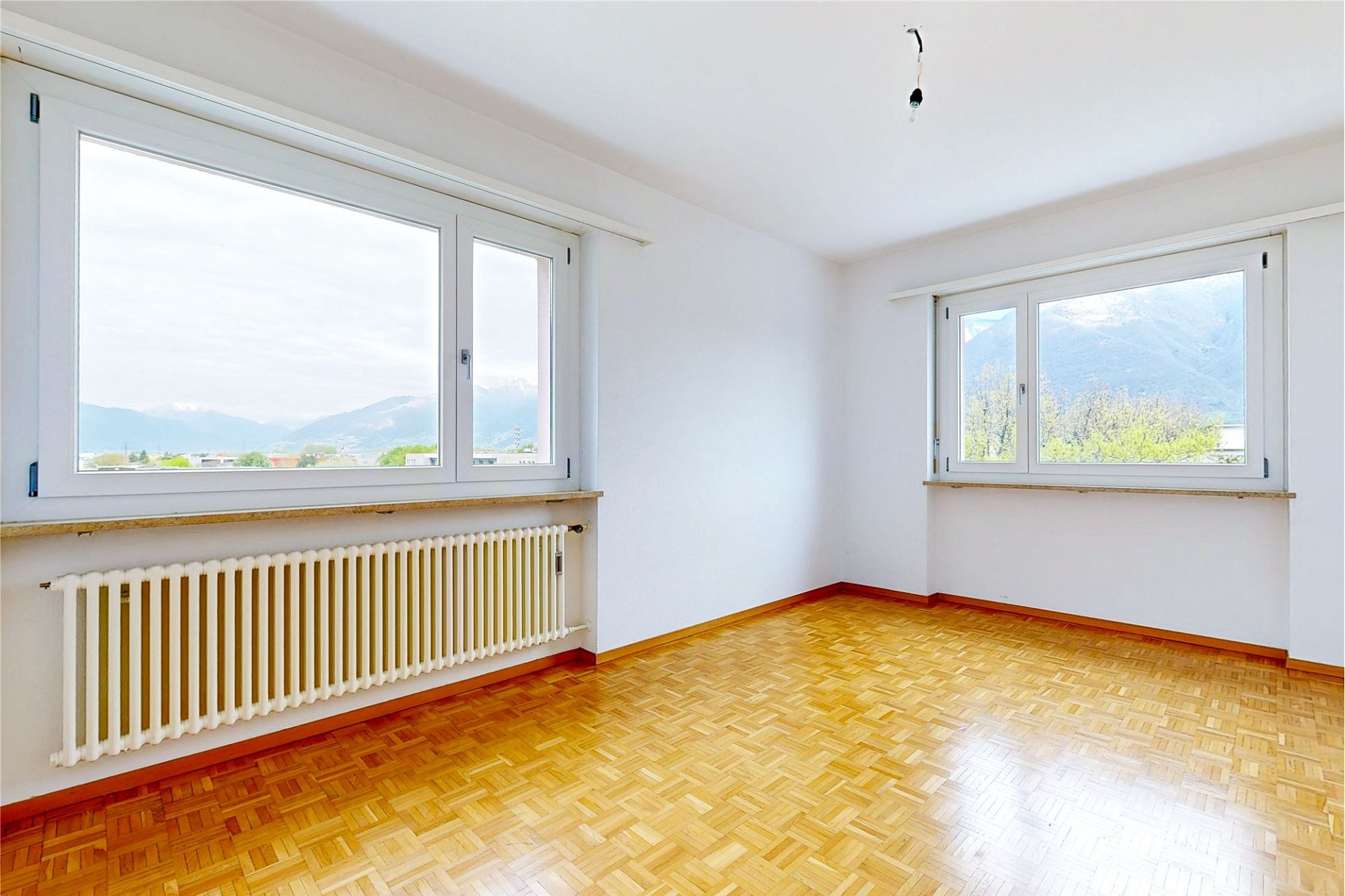 Heller leerer Raum mit Bergblick