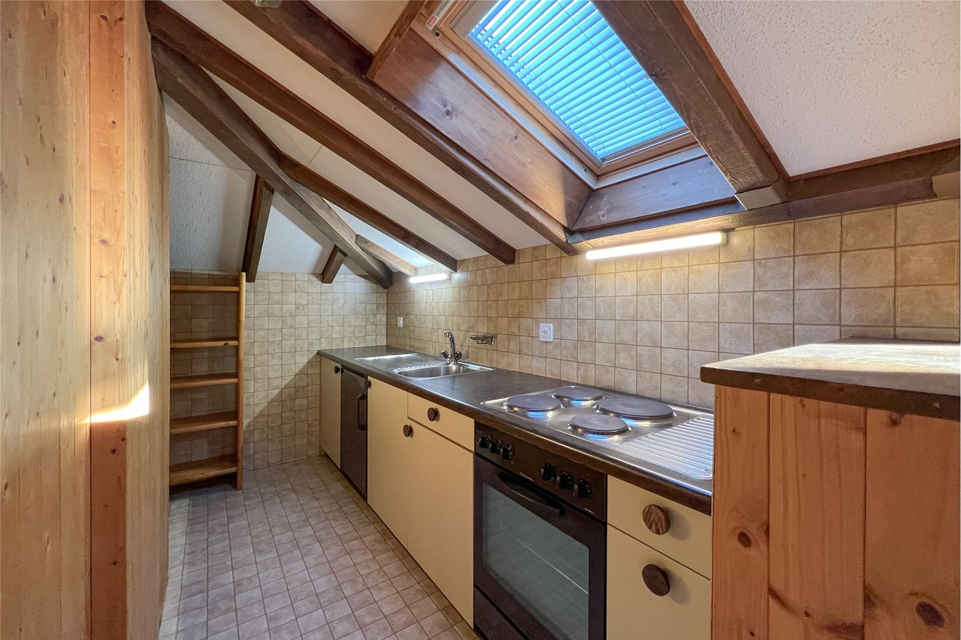 Dachgeschossküche mit Dachfenster