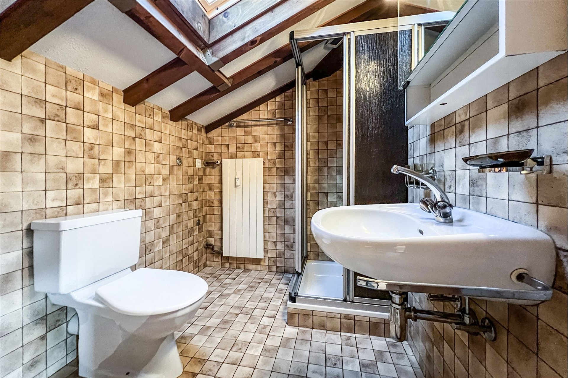 Kleines Badezimmer im Dachgeschoss mit schräger Decke