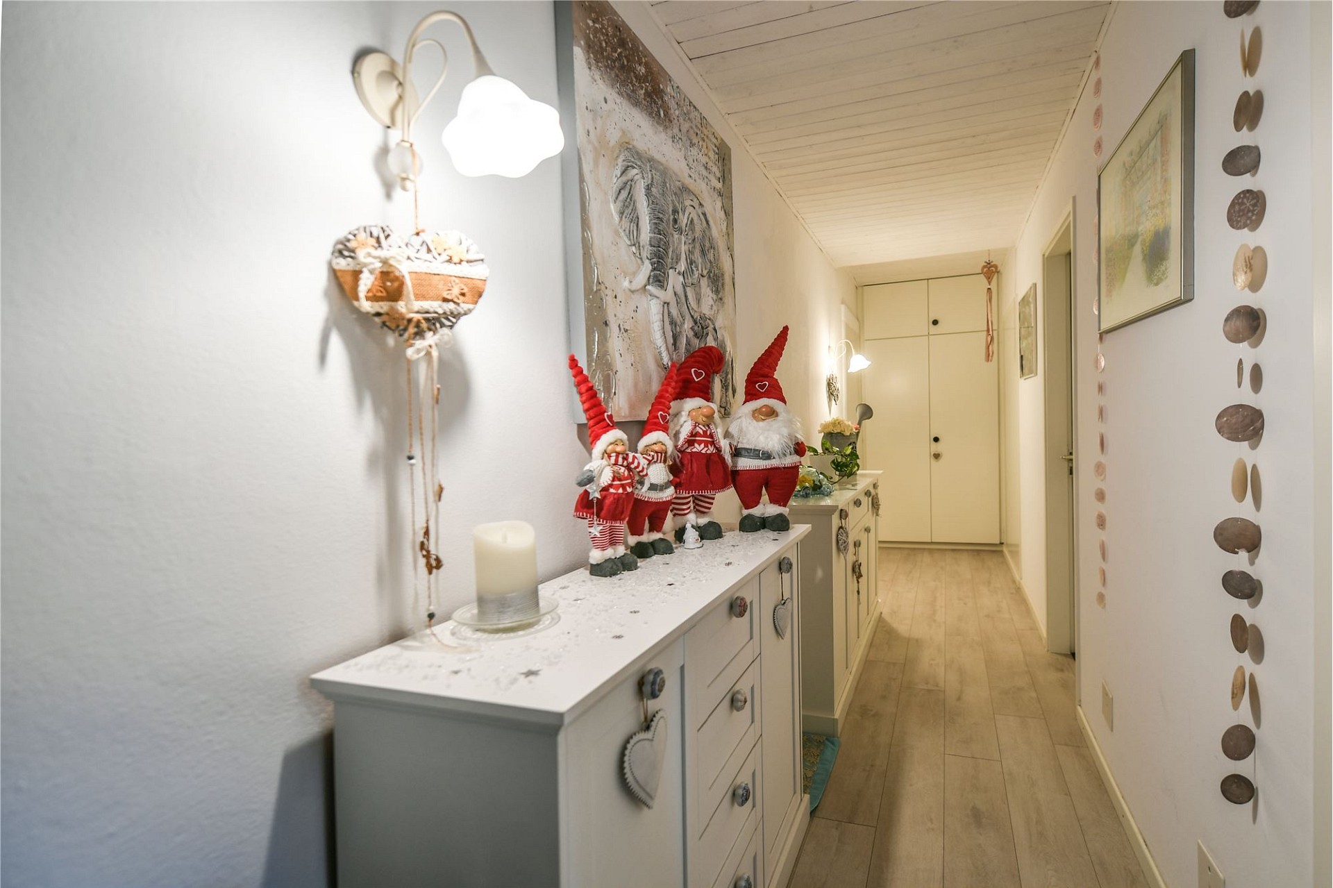 Dekorierter Flur mit Weihnachtsfiguren