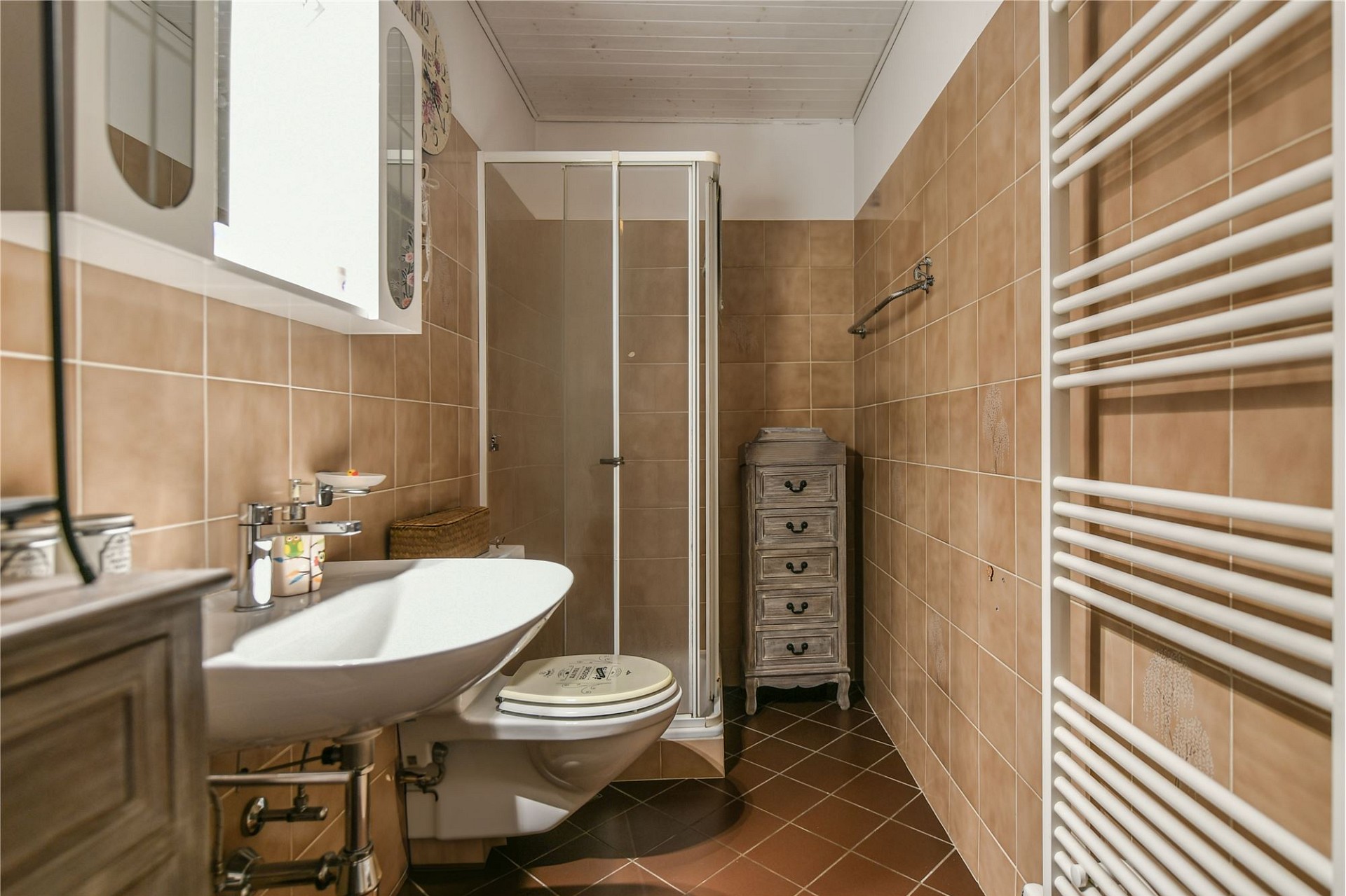 Kleines Badezimmer mit Dusche und WC