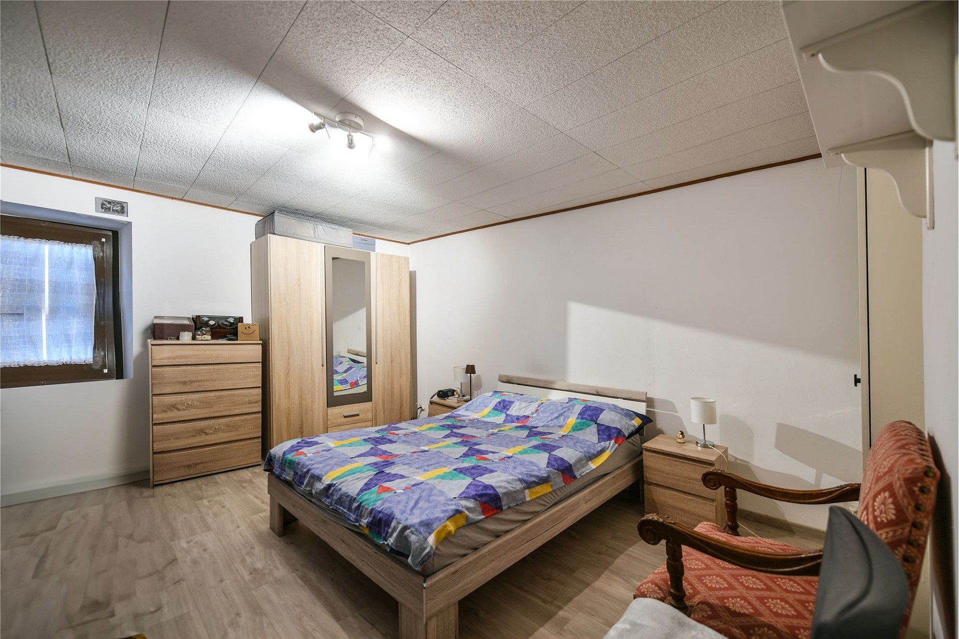 Schlafzimmer mit einfacher Einrichtung