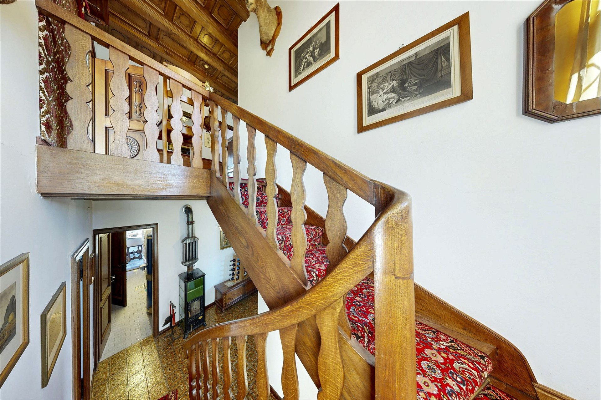Treppenhaus mit Holzgeländer