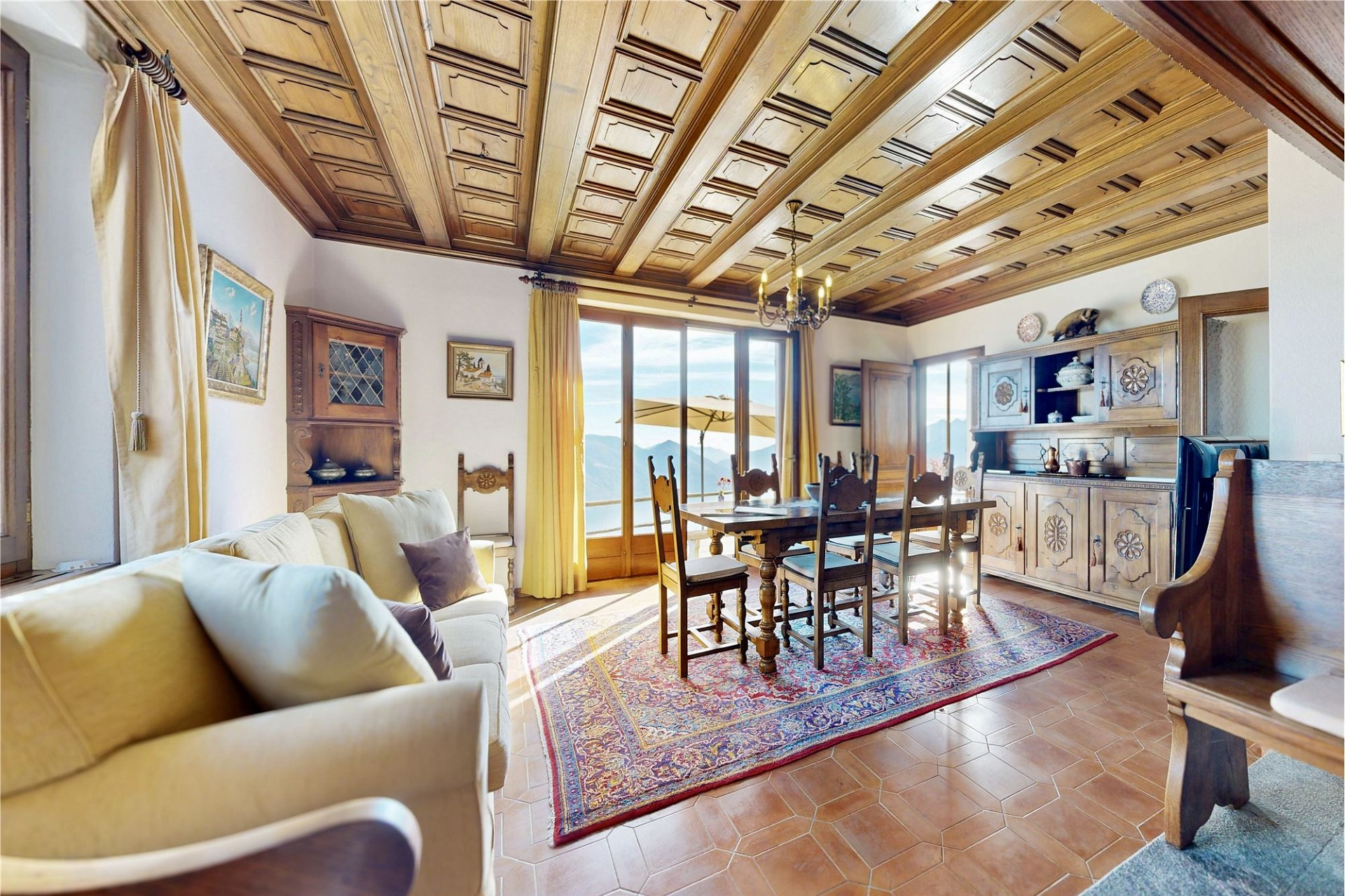 Wohn- und Esszimmer mit Bergblick