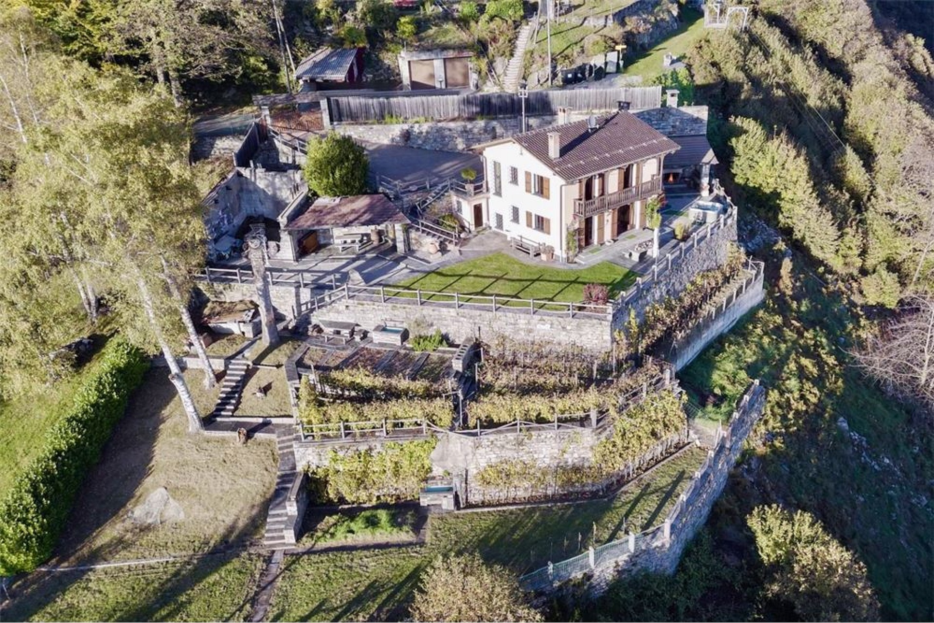 Luftaufnahme eines ländlichen Anwesens mit Terrassengärten