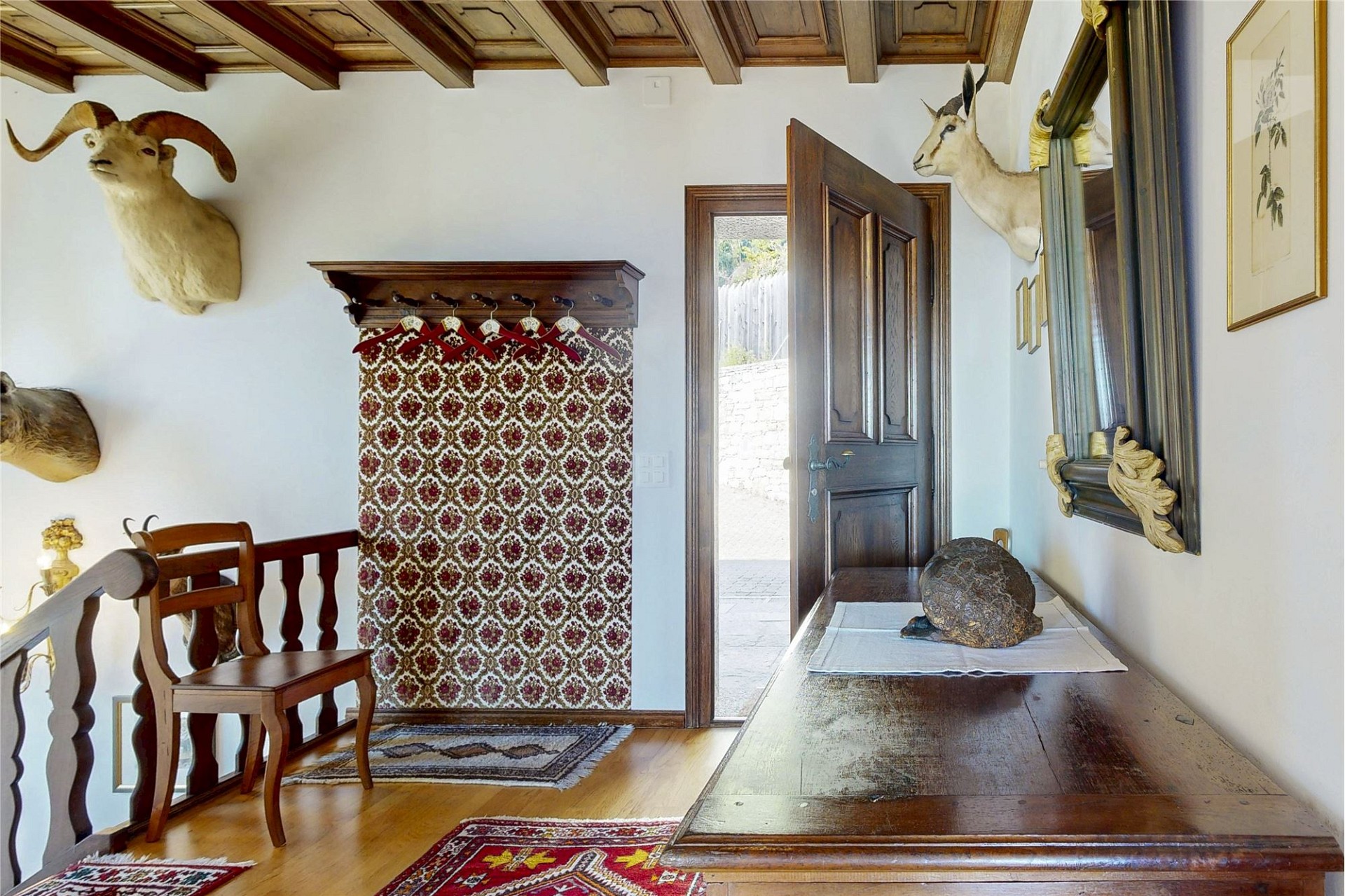 Historischer Flur mit Jagddekor