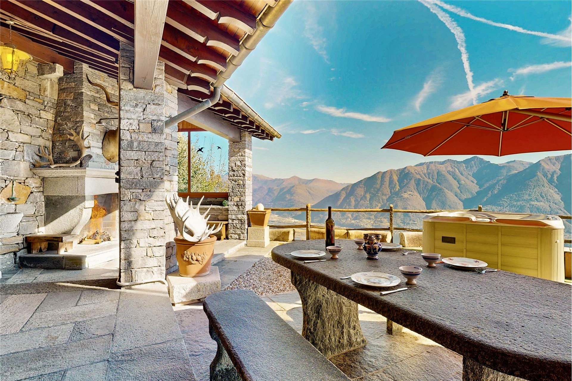 Alpine Terrasse mit Bergpanorama