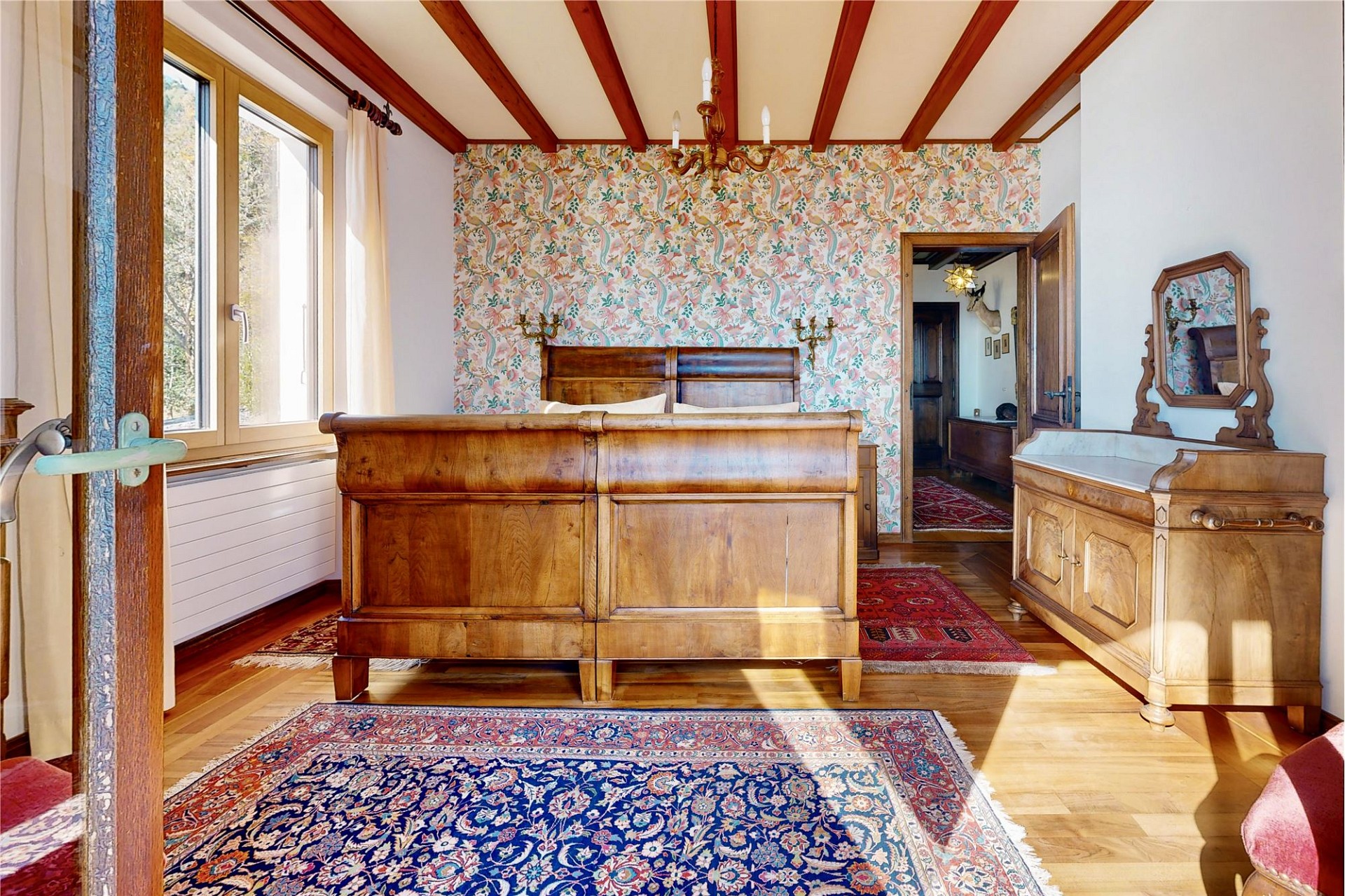 Klassisches Schlafzimmer mit antiken Holzmöbeln