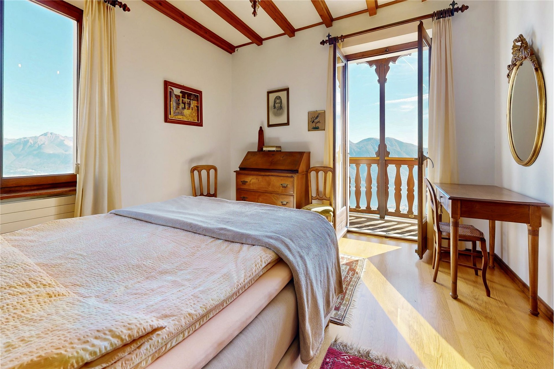 Helles Schlafzimmer mit Bergblick und Balkon