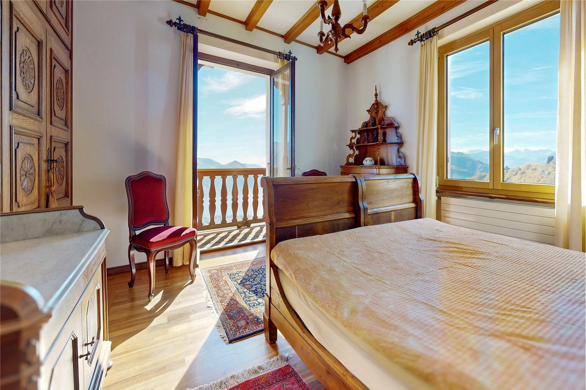 Traditionelles Schlafzimmer mit Bergblick