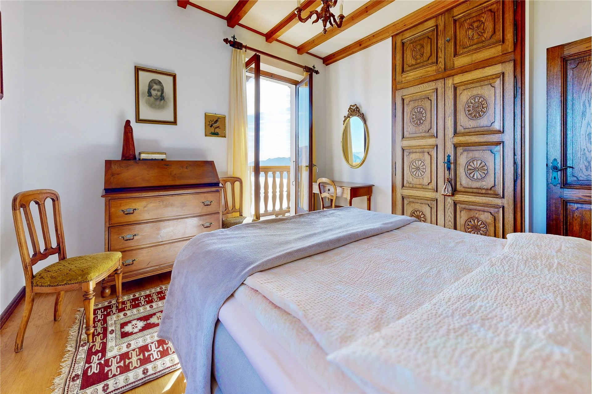 Traditionelles Schlafzimmer mit Holzmöbeln