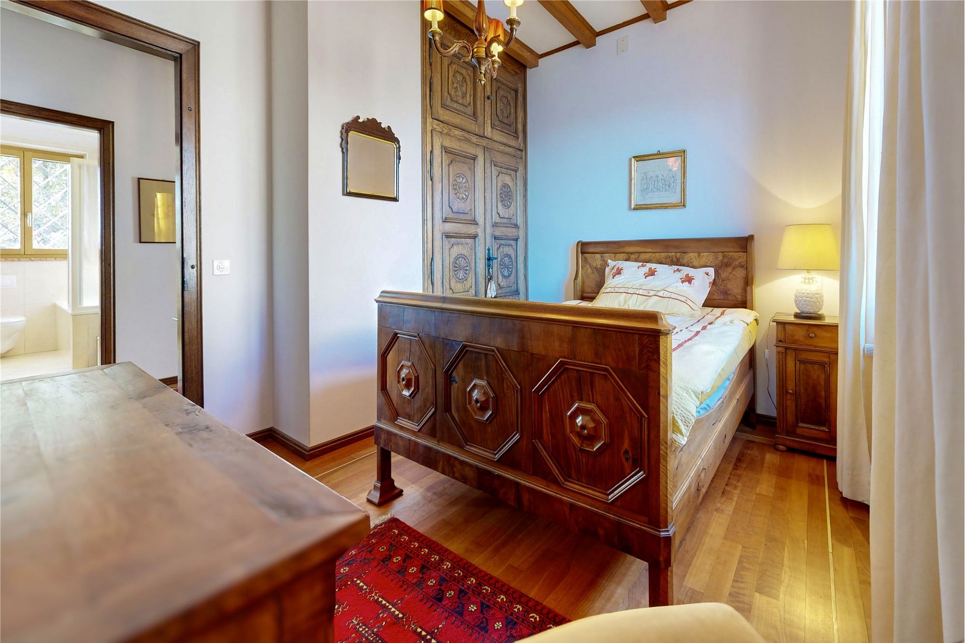 Traditionelles Schlafzimmer mit Holzmöbeln