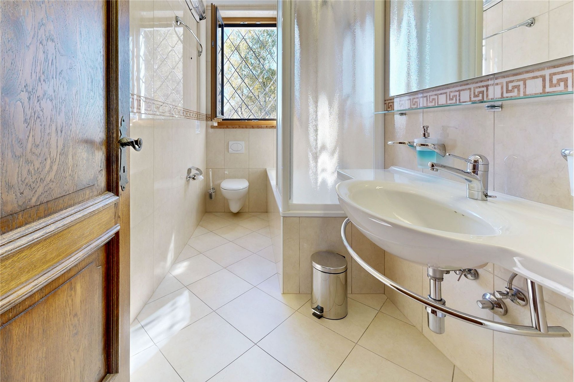 Helles Gäste-WC mit Dusche und Waschbecken