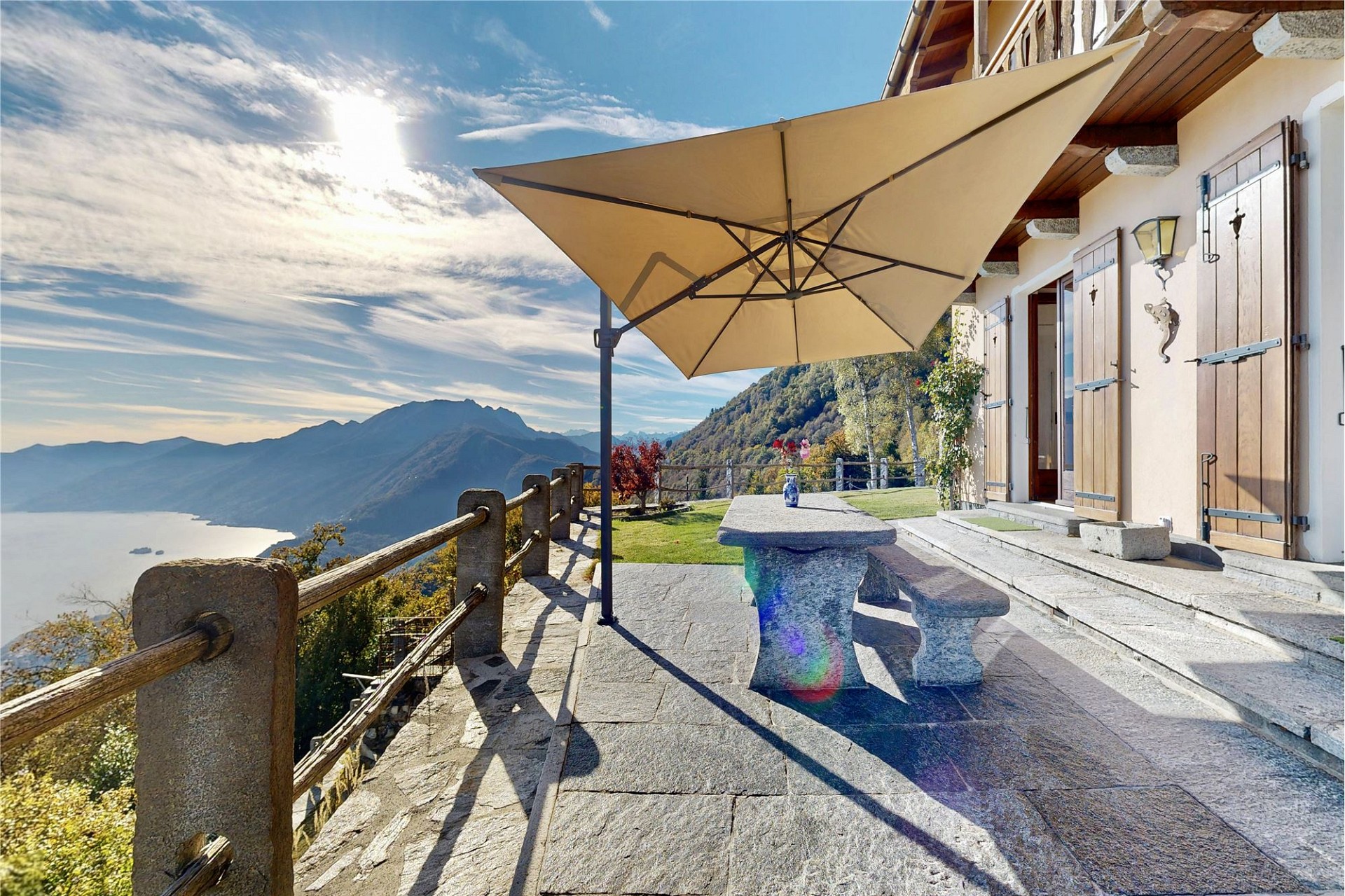 Terrasse mit Berg- und Seeblick