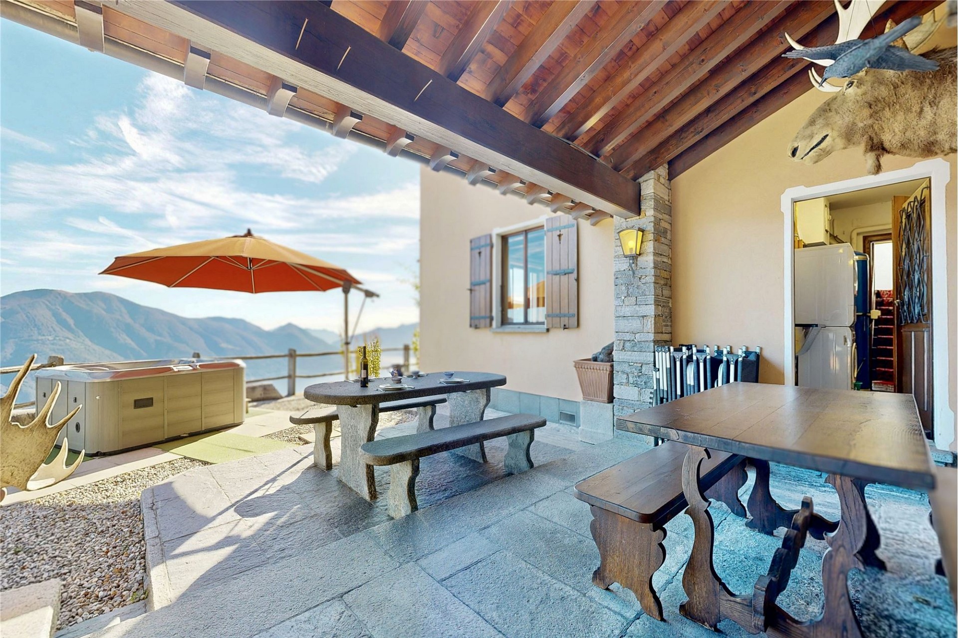 Bergterrasse mit Whirlpool und Sitzbereich