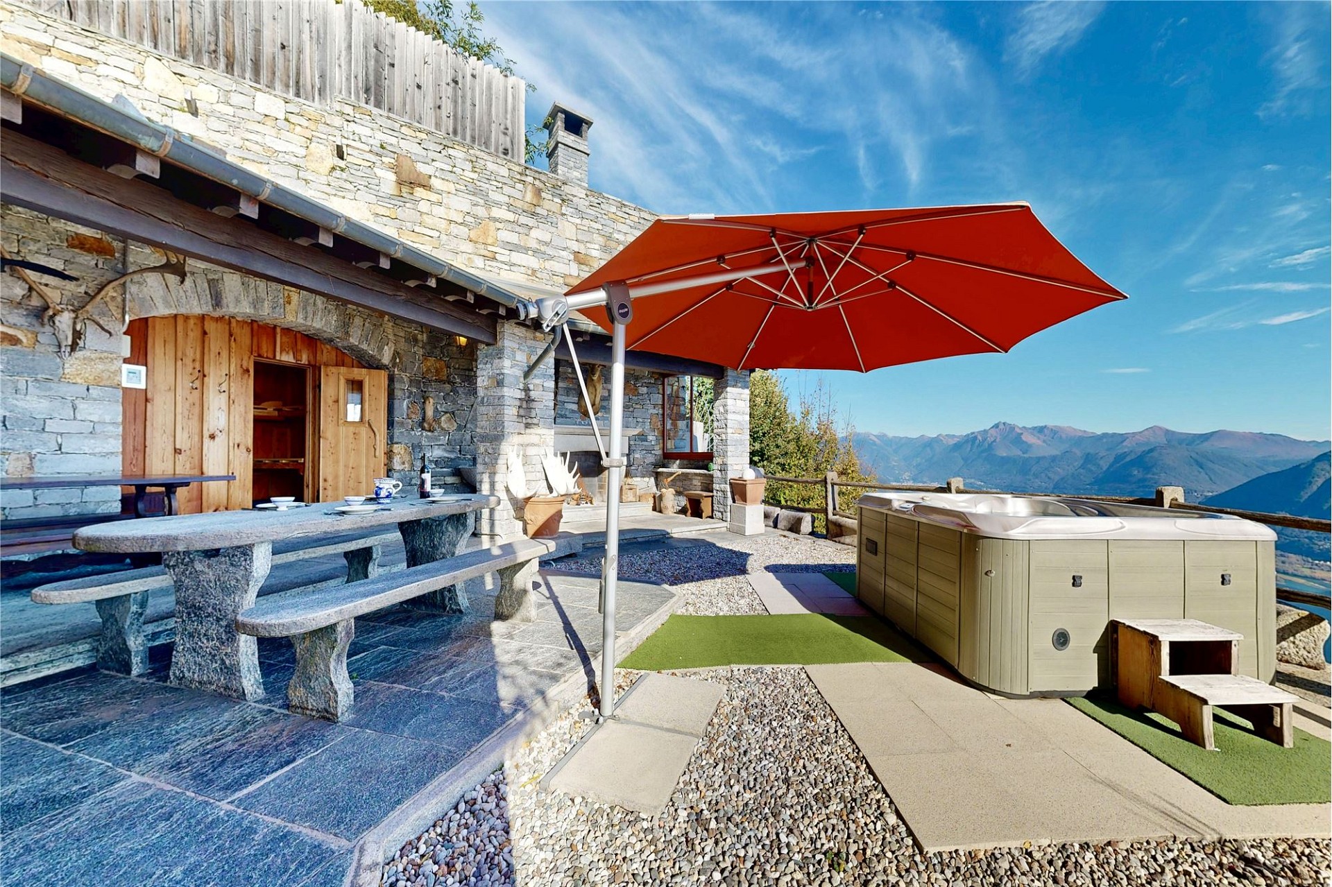 Berghaus-Terrasse mit Whirlpool